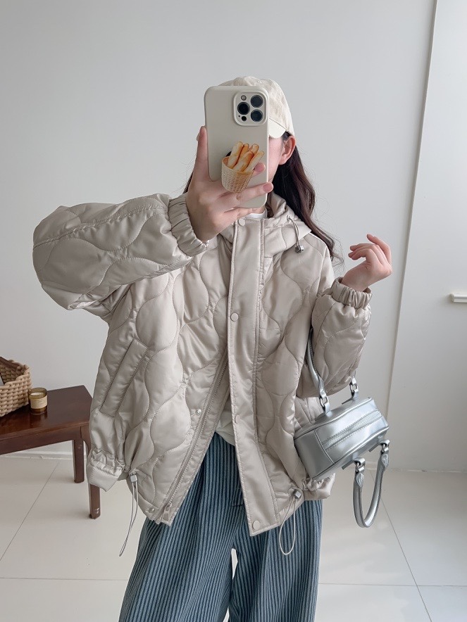 P22szdyyq0eddbj. It is good to wear warm ~ 2024 new Korean niche light diamond -shaped checked checkered hooded cotton jacket! In the early winter BI, a weapon, a hooded cotton jacket with a sense of fashion! BAO will be able to love it when you receive it ~ This lame -layer cotton we use is YSDWZG per square meter. Use the diamond line to lock the cotton layer. Less sparse and no warmth! The fabric uses a certain brand of lightweight and warmth technology, which is soft and fluffy and full of fluffy and fullness ~ good styles, with good materials to create a JI taste! The quality of this style is really closed with the eyes, JIM ~ 3 color recommended \n size table \nF-shoulder width 51 bust yybsq clothing length 56