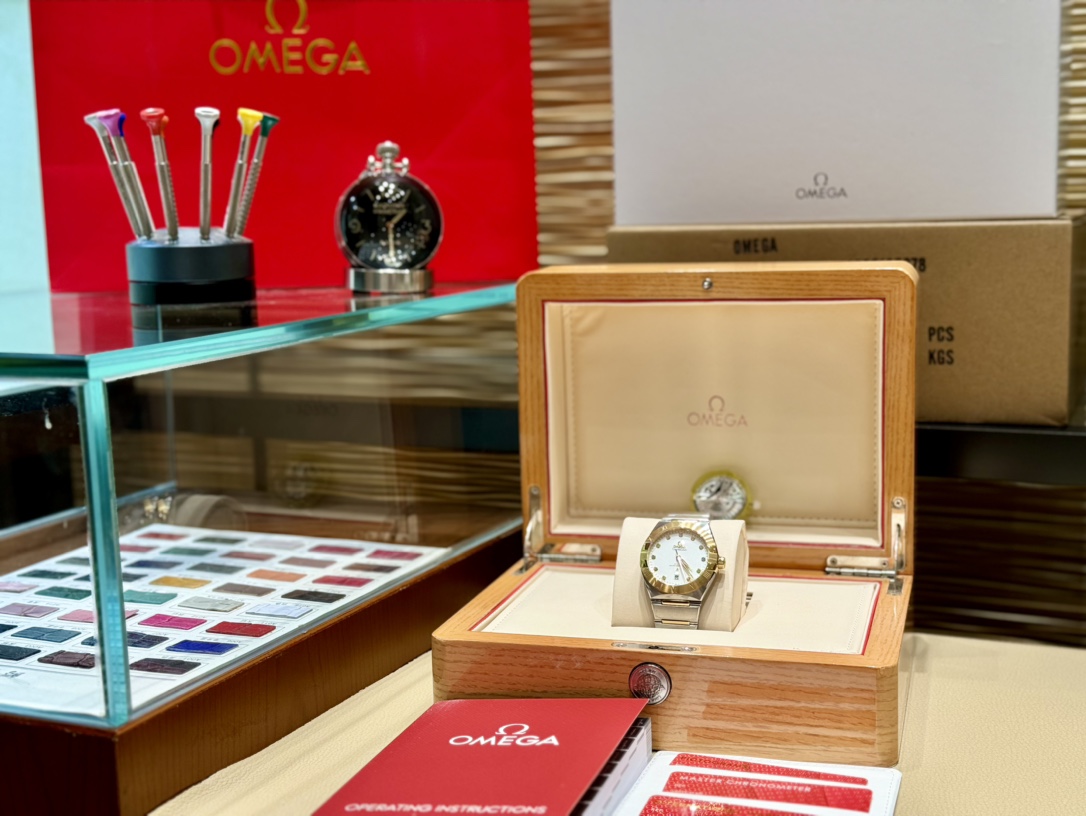 El reloj para hombre de la serie Constellation de 39 mm de quinta generación de OM+ Omega muestra a la perfec…