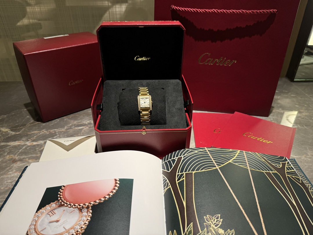 NO:143227,The latest launch of the latest 2nd generation TANK Francaise French tank drill watch on the entire network!  The case is set with 22 2.1 super large diamonds, and the dial size is 25.7*21.2mm. As the core element of the TANK series, the second generation has improved the design details of the case, crown, bracelet and dial, making the overall style more modern!  The new case and bracelet are made of imported 316F stainless steel. The movement is made of imported Swiss quartz movement. The case size is slightly higher than the old model, and the proportion of the bracelet links has also been redesigned. Both are made of large-area brushed satin craftsmanship. The case and bracelet are integrated with extremely coherent lines, elegant and neat!  The links of the integrated chain strap are made of a 