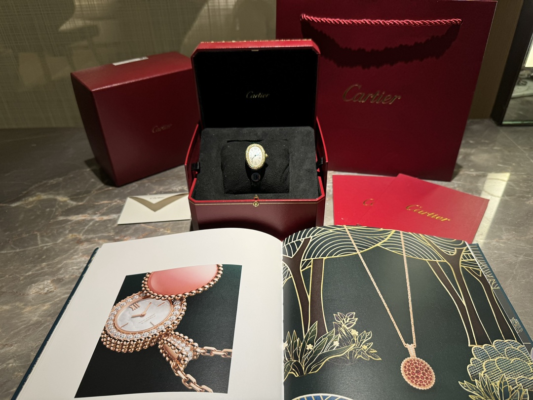 NO:143241,DR Factory Cartier Baignoire Bathtub Series watch, a watch worth recommending by the goddess!  1 The shape of an elegant European style bathtub perfectly interprets Cartier's classic aesthetics, and the renewed power of watch design emerges!  Another classic bathtub series from 2Kajia. I was surprised when I got the real thing and I was very good-looking!  The oval appearance feels like an elegant European-style bathtub, which is so beautiful!  3Baignoire bathtub series watches, quartz movement. 4 set with a cabochon sapphire. 5 silver-plated dial, sword-shaped blue steel hand, sapphire crystal mirror. Gray-brown crocodile leather strap. 6 case size 32x26mm, thickness 8mm DR Factory masterpiece Welcome to taste!  cartier crocodile skin19860909DR Factory 卡地亚Baignoire浴缸系列腕表,女神值得推荐的一款腕表！ 1典雅欧风浴缸形状,完美演绎卡地亚的经典美学,涌现腕表设计的焕新力量！ 2卡家又一经典之作浴缸系列.实物拿到手的时候大吃一惊,颜值高 ！椭圆外型的感觉正是典雅欧风浴缸形状,这也太好看了吧！ 3Baignoire浴缸系列腕表,石英机芯. 4镶嵌一颗凸圆形蓝宝石. 5镀银表盘,剑形蓝钢指针,蓝宝石水晶镜面.灰褐色鳄鱼皮表带. 6表壳尺寸32x26毫米,厚度8毫米 DR Factory匠心力作 欢迎您的品鉴！,,cartier,crocodile skin,Watch