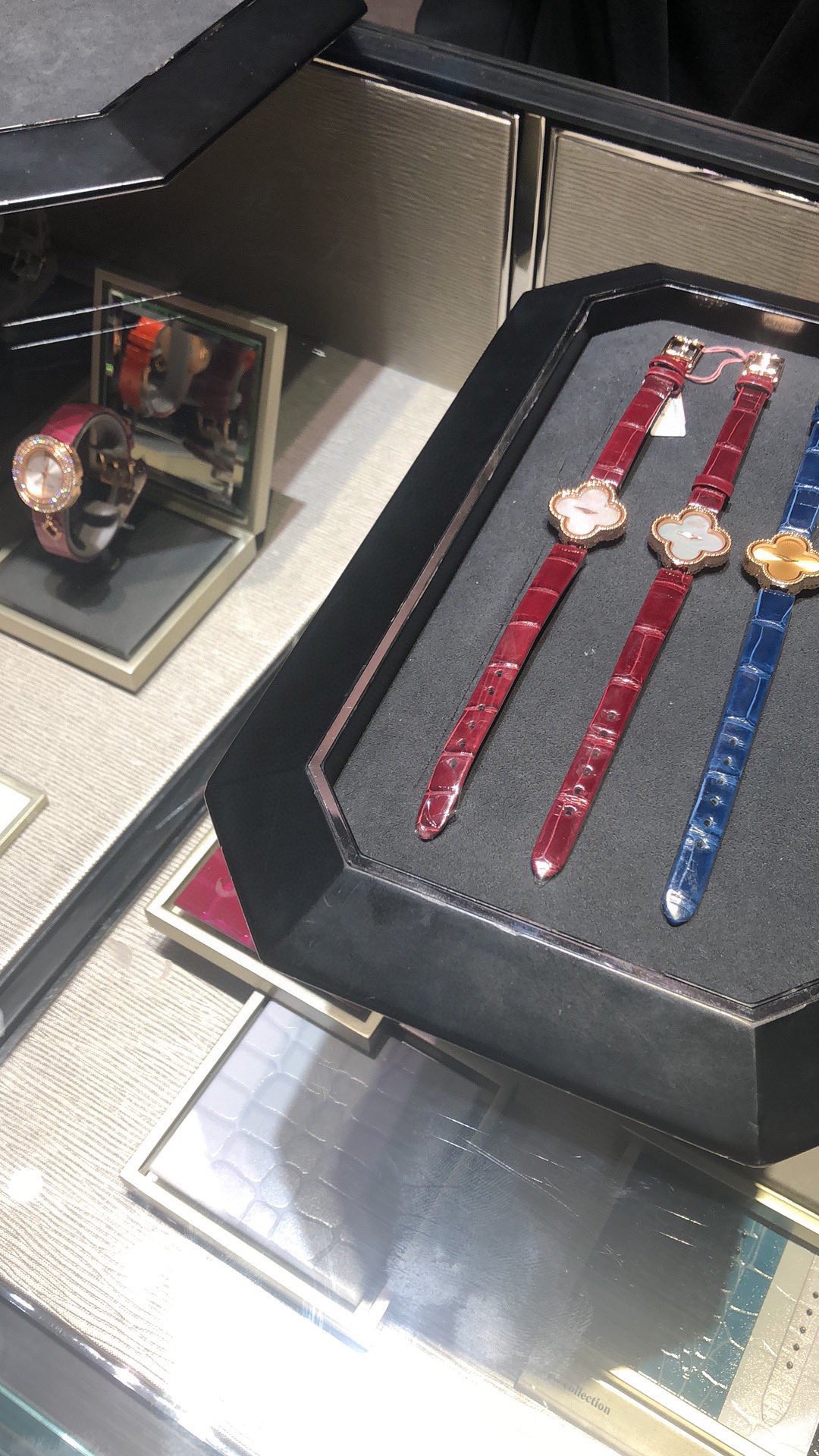 NO:143245,Van Cleopard Four-leaf Cliff ~ Dream Love Watch Putting Luck on Hands, van clue19860909梵克雅宝四叶草～梦中情表 把幸运戴手上,,van cleef,Watch