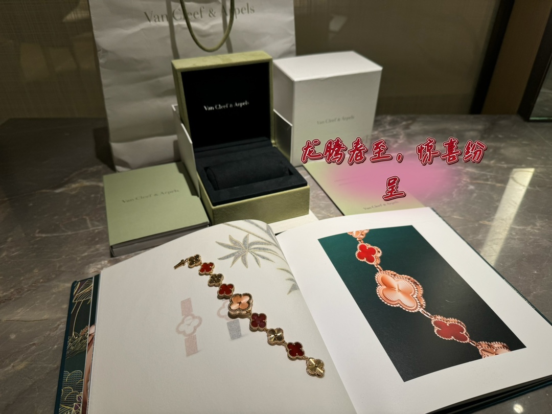 NO:143249,The new year is about to be lucky. Van Clerk Arpels Four-leaf Crust Sweet Alhambra watch new work, VCA brand new and new style!  Carnegie!  The red of Fanjia is a timeless tone. The bracelet is made of 18k sub-gold material to create natural chalcedony. The salty and sweet chain strap watch allows the lucky four-leaf clover to bring you the lucky match every minute and every second. The electroplating 18k gold craft 