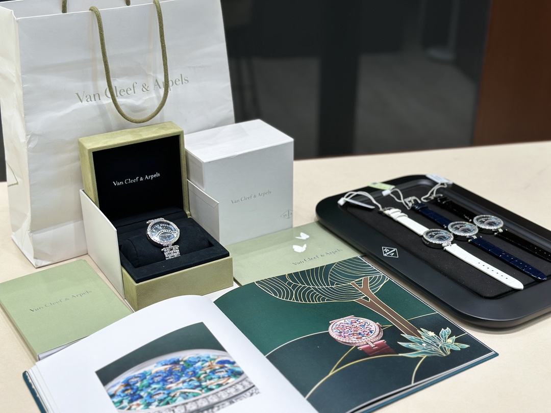 NO:385876,Exclusive real shot, identify the quality and details Van Cleef & Arels1 upgraded version Poetry complexity series Lover's Bridge's most romantic watch The latest version of the upgraded quartz movement of Ruidings sapphire glass mirror is upgraded to 30mm, the watch is diameter of about 38mm, the thickness is about 8mm, the lover's bridge is upgraded to ~ pure steel, 1 to 1 replica, girl is the boy's needle and the boy is the minute hand, the hour and minute hand meet and kiss every 12 o'clock, express your love at all times, what else is it? The best gift is it,19860909独家实拍,认准品质与细节 梵雅克宝-Van Cleef&Arels1升级版 诗意复杂能功系列恋人之桥最浪的漫手表 瑞定士做石英机芯升级最新版 蓝宝石玻璃镜升面级为30mm 表直壳径约38mm,厚度约8mm 情人升桥级为～纯材钢料 1比1复刻,女孩是时男针孩是分针,时针分和针每到12点相便遇拥吻 ,时刻表达的你爱意,还什等么,最佳物礼就它了,,Watch