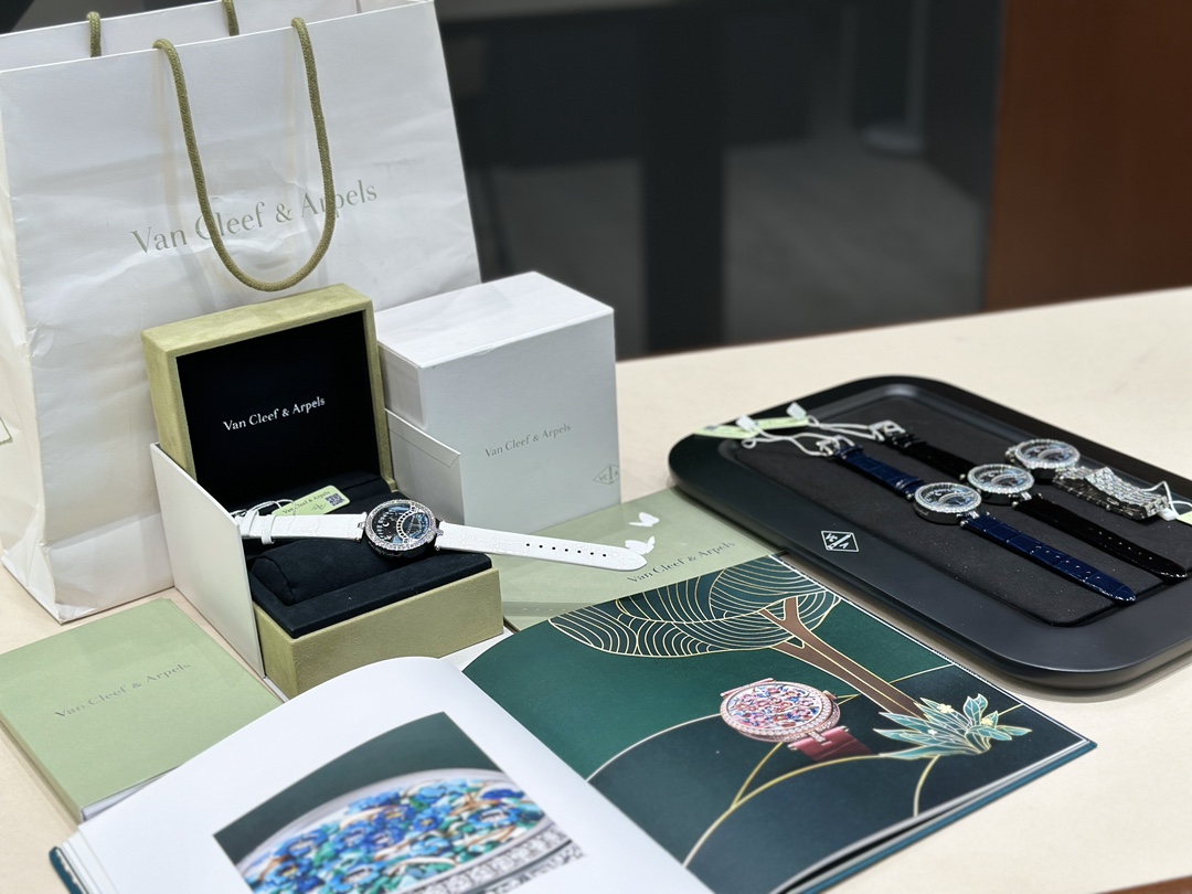 NO:385883,Exclusive real shots to identify quality and details Van Cleef & Arels1 upgraded version Poetry complexity series Lover's Bridge's most romantic watch The latest version of the upgraded quartz movement of Ruidings sapphire glass mirror upgraded to 30mm The straight shell diameter is about 38mm and the thickness is about 8mm The lover's bridge upgrade is ~ pure steel material 1 to 1 replica, the girl is the boy's needle and the boy is the minute hand, the hour and minute hand meet and kiss every 12 o'clock, and you always express your love, what else is it? The best gift is it,19860909独家实拍 认准品质与细节 梵雅克宝-Van Cleef&Arels1升级版 诗意复杂能功系列恋人之桥最浪的漫手表 瑞定士做石英机芯升级最新版 蓝宝石玻璃镜升面级为30mm 表直壳径约38mm,厚度约8mm 情人升桥级为～纯材钢料 1比1复刻,女孩是时男针孩是分针,时针分和针每到12点相便遇拥吻 ,时刻表达的你爱意,还什等么,最佳物礼就它了,,Watch