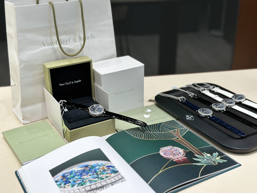 NO:385891,Exclusive real shots to identify quality and details Van Cleef & Arels latest V2 version side diamond Poetry complex function series Lover's Bridge's most romantic watch Swiss custom quartz movement Sapphire glass mirror Case diameter about 38mm and thickness about 9mm. Case 316L steel, ring diamond inlaid with Swarovski crystal 1 to 1 replica, girl is hour hand, boy is minute hand, hour hand and minute hand meet and kiss every 12 o'clock, you can also press the A button for 1 second to kiss for 5 seconds and then go back to the original time function synchronizes the original, swarovski, van cleef19860909独家实拍 认准品质与细节 梵克雅宝-Van Cleef&Arels最新V2版侧面钻 诗意复杂功能系列恋人之桥最浪漫的手表 瑞士定做石英机芯 蓝宝石玻璃镜面 表壳直径约38mm,厚度约9mm. 表壳316L钢,圈口钻镶嵌施华洛世奇水晶 1比1复刻,女孩是时针男孩是分针,时针和分针每到12点便相遇拥吻 ,也可以按A按键1秒接吻5秒又回到接吻前时间功能同步原装,,swarovski,van cleef,Watch