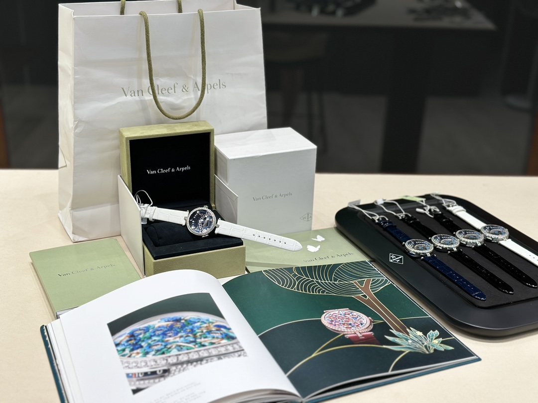 NO:385898,Exclusive real shots to identify quality and details Van Cleef & Arels latest V2 version Poetry complex function series Lover's Bridge's most romantic watch Swiss custom-made quartz movement Sapphire glass mirror Case diameter about 38mm and thickness about 9mm. Case 316L steel, ring diamond inlaid Swarovski crystal 1 to 1 replica, girl is hour hand, boy is minute hand, hour hand and minute hand meet and kiss every 12 o'clock, you can also press the A button for 1 second to kiss for 5 seconds and then go back to the original time function synchronizes the original, swarovski, van cleef19860909独家实拍 认准品质与细节 梵克雅宝-Van Cleef&Arels最新V2版 诗意复杂功能系列恋人之桥最浪漫的手表 瑞士定做石英机芯 蓝宝石玻璃镜面 表壳直径约38mm,厚度约9mm. 表壳316L钢,圈口钻镶嵌施华洛世奇水晶 1比1复刻,女孩是时针男孩是分针,时针和分针每到12点便相遇拥吻 ,也可以按A按键1秒接吻5秒又回到接吻前时间功能同步原装,,swarovski,van cleef,Watch