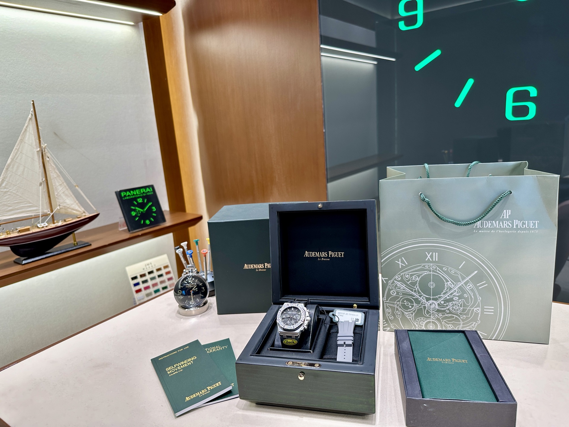 NO:156941,Duck Factory Ast features a high-quality fluoroelastic strap!  A random tape is given!  Duck Factory devoted himself to the masterpiece and came from behind!  Audemars Piguet Royal Oak Offshore St Series Audemars Piguet Women's Watch Ceiling Work!  Women's 37mm star Wang Ziwen is the same style!  The most popular female watch on the whole network!  Currently, the highest version of the Royal Oak Offshore series quartz chronograph watch is truly one-to-one original replica. All dials are carefully created and developed with original authentic dial templates. The flash sale market is not suitable for high imitation. Everyone is welcome to identify them. At present, one of the popular women's models at home and abroad is hard to find a genuine watch. The second-hand market price has risen to 50W, which is quite valuable and value-added. You can make money if you can buy it. Each model is literally the original authentic substitute level. It took a lot of time to develop the color. In order to ensure that everyone can buy the most cost-effective watch with the least money, we carefully imported 316 stainless steel in the case material, with ultra-high fine grinding and wire drawing technology, and detailed processing!  The blind spots are hand-drawn, and the hardware accessories at each position are polished to keep the original consistent. The technical breakthrough has made the shells interchangeable. The ring port adopts high-gloss polishing and original manual inlaying techniques to ensure that the size of 32 brightly cut diamonds is consistent and arranged neatly. Each literal is an original substitute dial, which is not comparable to high imitations on the market. The original mold opening word nails and pointers are most worth cherishing. The dial is integrated into one and truly restores the authentic effect. It is not divided into two layers in the market, and it is not shining!  Quickly disassemble the integrated A-class buckle!  It truly achieves the original thickness of 12.4mm, and is very harmonious and excellent in all aspects. It is aware of the 12.4m case head and strap details produced by our Duck factory, which are all genuine!  ,,audemars19860909Duck Factory Ast采用高品质氟橡胶表带 ！随机赠送一条胶带！ Duck Factory 潜心巨作,后来居上！ 爱彼皇家橡树离岸型st系列 爱彼女表天花板之作！ 女款37mm明星王子文同款！全网最火女表！ 目前最高版本皇家橡树离岸系列石英计时腕表、真正一比一原版复刻,所有表盘都以原装正品表盘模版精心打造开发出来,秒杀市场不对版高仿,欢迎大家来鉴别.目前在国内外女款热门之一市场正品一表难求,二手市场价格已经上升到50W幅度相当保值增值款,能买到就赚到.每一款字面都是原装正品代用级别,从开发面对颜色整整花了很多时间,为了保证大家花最少的钱就能买最划算的表款,我们精心在表壳材质属进口316精钢,超高精细打磨拉丝工艺,细节处理！死角位进行手工拉丝,各个位置五金配件打磨保持原装一致,打造技术性攻破已做到壳可正品互换. 圈口采用高光抛光加原装人工镶嵌手法,保证32颗明亮切割美钻大小一致,排列整齐 每一款字面都是原装代用级表盘,非市场上高仿所能比拟,原装开模字钉和指针最值得珍惜是表盘一体成型真正还原正品效果,非市场分二层,没光泽！快拆一体式A级表扣！ 真真正正做到原装12.4mm厚度,各方面非常谐调优秀,认准我们Duck厂出品的12.4m 表壳头粒活动,表带细节,都是参足正品！,,audemars,Watch