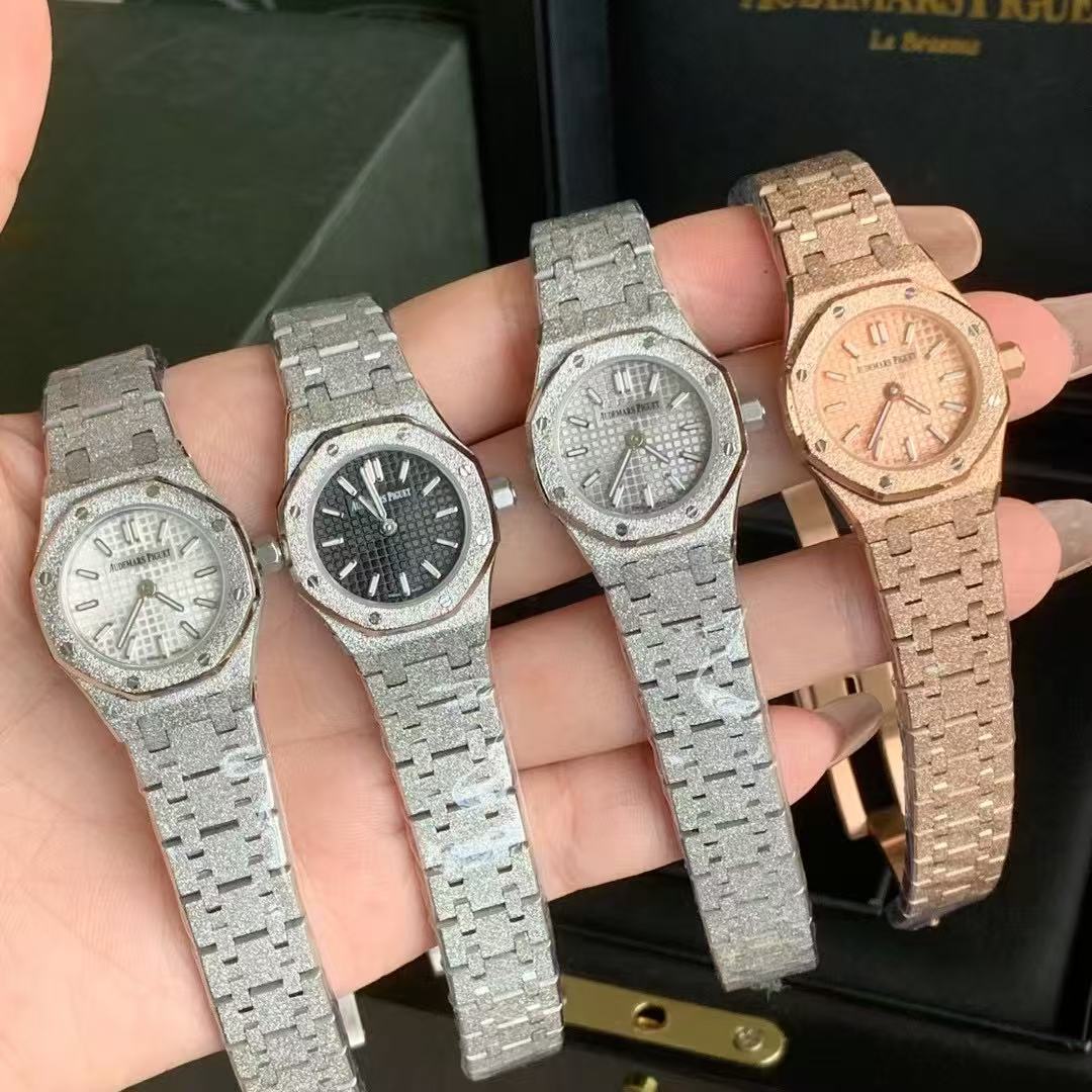 ساعات Audemars Piguet Royal Oak Mini Frost ذهبية وفضية للنساء
