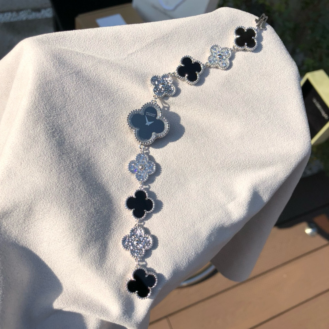 NO:383469,Bracelet material is made of sterling silver to create natural gems. Mother of pearl. The 18k gold craftsmanship of 'Sweet Alhambra' series reinterprets the amulet-like four-leaf clover, buys the original version at high prices, and uses the divided jewelry technology according to ZP. This is the latest mini dial for the counter. 22.7mmx 22.7mm. Old powder closes his eyes. Whether we are doing jewelry or watches, we are all benchmark in the industry. We are made at the counter. It took nearly a year. The large goods have completely copied the original data. Hand-polished polished jewelry technology. The 18k gold electroplated case. The crown that adjusts the time is hidden on the back of the watch. Let the case retain the complete four-leaf clover outline. It takes a lot of effort to get the original Swiss 1042 same model quartz movement. It has its watch and its 'core'. There are black agate and mother-of-pearl shells.  Peacock natural stone and gold radiating sun pattern are four types of dials. They are very exquisite and high-end. I have been able to last for nearly a year and share them with you on Double Eleven. They are all hand-polished and shipped very slowly..., stuart weitzman, bracelet, gold, pure silver19860909手链材质纯银打造天然宝石 珍珠贝母 电镀18k金工艺“Sweet Alhambra ”系列 重新诠释护身符一般的四叶草,重金购入原版,按照ZP打版,采用分件珠宝工艺  这是专柜最新出迷你小表盘22.7mmx 22.7mm 老粉闭眼入,咱家无论是操刀珠宝还是手表 都是业内标杆级存在,专柜级别做,历时近一年大货完全百分百复制原版数据 全手工打磨抛光珠宝工艺 18k金电镀表壳 调时间的表冠则隐藏于表背 让表壳保留完整的四叶草轮廓 费劲千辛搞到原装瑞士1042同型号石英机芯 有其表 更有其“芯” 有黑色玛瑙、珍珠母贝 孔雀天然石、黄金放射太阳纹4种表盘 很精致很高级 好不容易熬近一年赶在双十一倾情分享给大家,全手工打磨出货特别特别的慢慢慢…,,stuart weitzman,bracelet,gold,pure silver,Watch