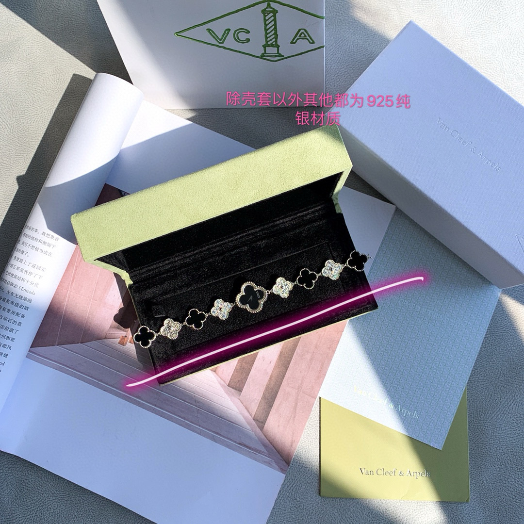NO:383477,Exclusive first release, come with your heart's attention VCA Van Clerk Jewelry Watch Bracelet material is made of sterling silver to create natural gems. The salty and sweet chain strap watch makes the lucky four-leaf clover watch bring you the lucky match every minute and every second. The electroplating 18k gold craft 'Sweet Alhambra' series reinterprets the amulet-like four-leaf clover, buy the original version at high prices, and use the ZP version according to the ZP version, using the divided jewelry technology. This is the latest mini dial for the counter 22.7mmx 22.7mm available in gold, rose gold, and platinum. The small dial is super exquisite. The counter-level large goods are made completely 100% copy the original data. Fully hand-polished and polished jewelry craft. The 18k gold electroplated case. The time-adjusted crown is hidden on the back of the watch case. The case retains the complete four-leaf clover outline.  It takes a lot of effort to get the original Swiss 1042 same model quartz movement. It has its watch and its 'core'. It has three dials: black agate, mother shell natural stone, and gold radiation. It is very exquisite and high-end. I finally waited for a few months and waited for the goods to come and couldn't wait to share it with everyone. The hand-polished and shipped is very special..., stuart weitzman, van cleef, bracelet, gold, pure silver19860909独家首发,随心动而至 VCA梵克雅宝 珠宝腕表 手链材质纯银打造天然宝石 可盐可甜链带表让幸运四叶草手表带给你每一分每一秒的幸运相随 电镀18k金工艺“Sweet Alhambra ”系列 重新诠释护身符一般的四叶草,重金购入原版,按照ZP打版,采用分件珠宝工艺 这是专柜最新出迷你小表盘22.7mmx 22.7mm 有黄金、玫瑰金、白金可选 小小的表盘超级精致 专柜级别做大货完全百分百复制原版数据 全手工打磨抛光珠宝工艺 18k金电镀表壳 调时间的表冠则隐藏于表背 让表壳保留完整的四叶草轮廓 费劲千辛搞到原装瑞士1042同型号石英机芯 有其表 更有其“芯” 有黑色玛瑙、母贝天然石、黄金放射3种表盘 很精致很高级 好不容易熬了几个月等到来货迫不及待分享给大家,全手工打磨出货特别特别的慢慢慢…,,stuart weitzman,van cleef,bracelet,gold,pure silver,Watch