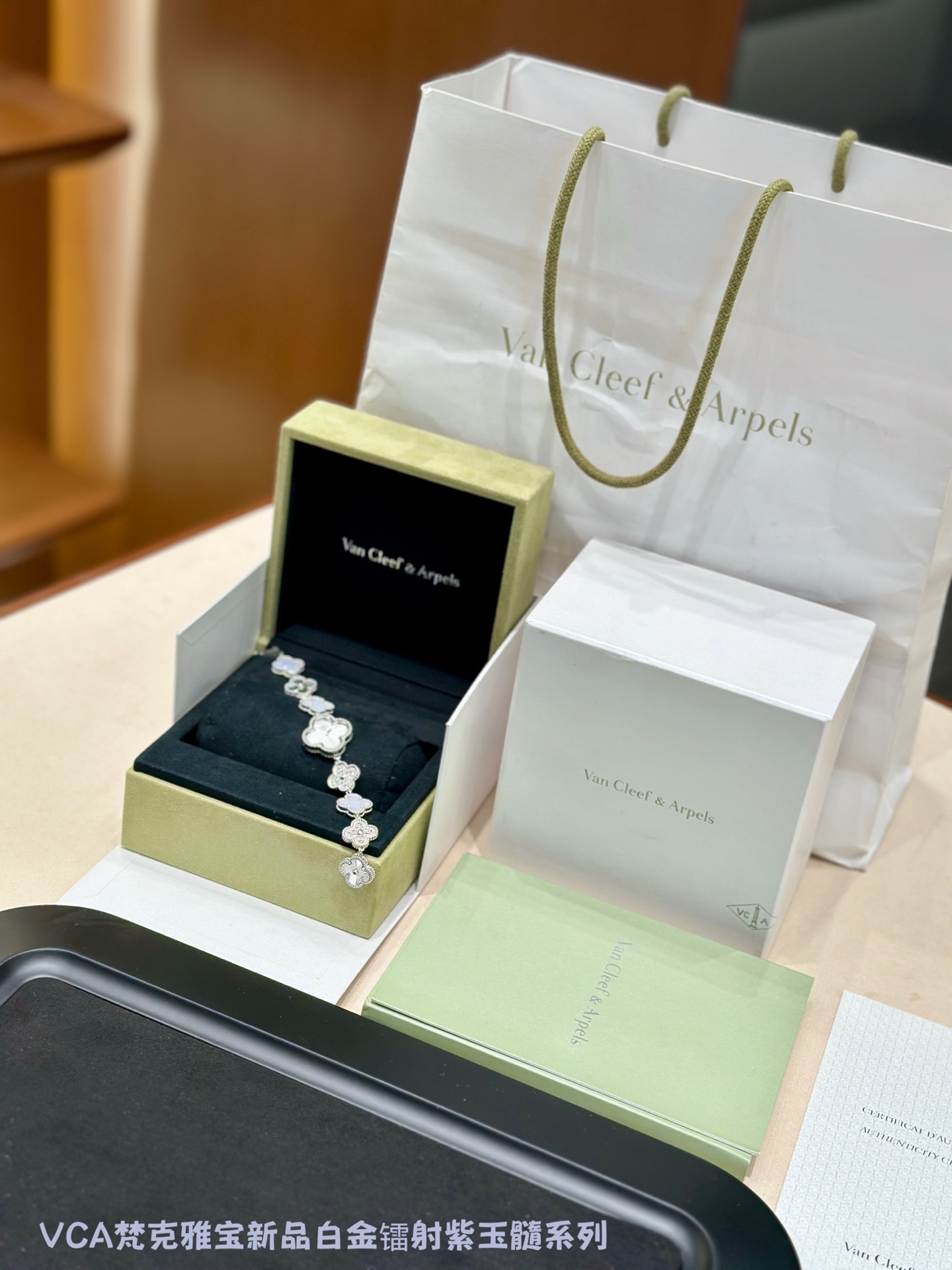 NO:670445,VCA Van Cleef & Arpels’ new white gold laser chalcedony series. Purple chalcedony is paired with silver to create a high-end cool feeling. Van Cleef & Arpels’ new product is breathtakingly beautiful!  Hit the aesthetic!  The white gold chain body with laser luster looks like crushed starlight. The natural purple chalcedony is so beautiful, a transparent matte purple!  Van Cleef & Arpels watches allow you to have a bracelet and a watch at the same time!  The shape and meaning of the four-leaf clover are perfect in themselves. Through the combination of different materials and colors, the designed jewelry is not only classic and attractive, but also expresses the good wishes of protecting luck. It symbolizes luck, health, wealth and love. It is not only Van Cleef & Arpels’ iconic classic design element, but also has become one of the most recognizable series in the jewelry industry.,,van cleef,bracelet19860909VCA梵克雅宝新品白金镭射紫玉髓系列 紫玉髓搭配银色高级清冷感拉满 梵克雅宝新品美到窒息！戳中审美！ 白金链身搭配镭射光泽,像揉碎了星光 天然紫玉髓太美了,通透的雾面紫！ 梵克雅宝手表让你同时拥有手链和手表的搭配！ 四叶草的形状和寓意本身就完美,通过不同的材质和颜色搭配,设计出来的珠宝不仅经典耐看,还能表达守护幸运的美好心愿.它象征幸运、健康、财富和爱情,不仅是梵克雅宝的标志性经典设计元素,同时也成为珠宝界最具辨识度的系列之一.,,van cleef,bracelet,Watch