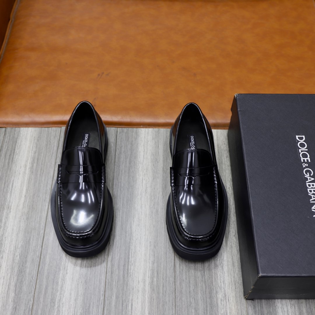 NO:270438,DG's new British buckle leather shoes for men, made of imported cowhide/black beads and shiny leather/high mercerized matte cowhide leather. Munk shoes strap buckle design. Black water-dyed calfskin in the inner lining is made of gold logo logo. Comfortable and skin-friendly. Original foamed sole creates a rubber bottom with the heel to enhance grip performance. Ability and modern work is available for various business activities. It is available for sale with the original packaging of the logo dust bag!  Standard leather shoes size 39～44# (custom made in 38.45.46) batch, cowhide19860909DG新品 全新男士英伦搭扣皮鞋,采用进口牛皮/开边珠亮皮/高丝光磨砂牛皮制成 孟克鞋袢带搭扣设计 内里黑色水染小牛皮打造脚垫饰有金色 logo 标识 舒适亲肤 原版发泡大底打造后跟加入橡胶底片 增强抓地性能 搭配各种商务活动干练摩登之作 搭配徽标防尘袋原包装发售！ 标准皮鞋码数39～44#（38.45.46定做） 批,,cowhide,Men's shoes