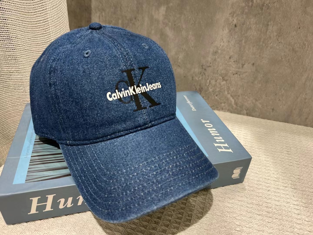 NO:190170,CK denim color new baseball hat, a bonus tool for daily commuting matching, classic plain hat shape is very versatile, adjustable design is friendly to all head shapes, hats, fisherman hats, baseball hats, knit hats, hats, espadrilles, hats19860909CK牛仔色新款棒球帽 日常通勤搭配的加分神器 经典素色帽型非常百搭 可调节的设计对各种头型都友好帽子渔夫帽棒球帽针织帽,帽子,espadrilles,hats,hat