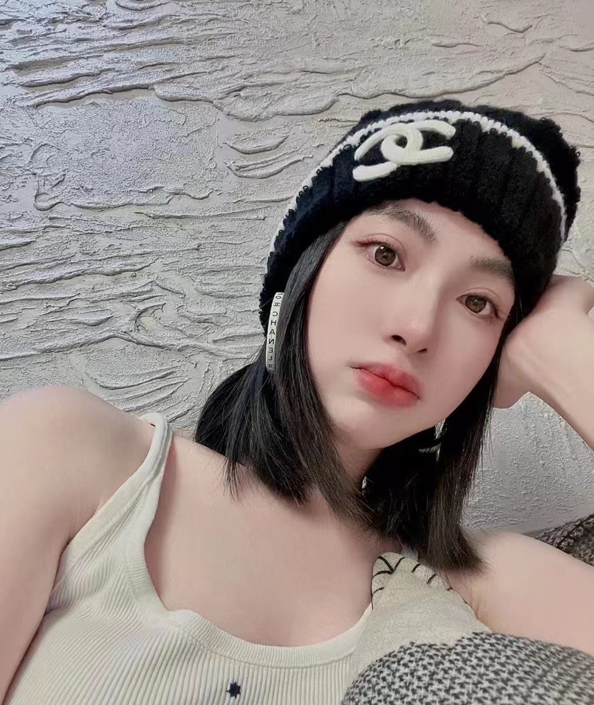 NO:190103,Running volume Chanel cold hat is online~ It is a relatively soft style, soft and glutinous and super comfortable, and the style is very generous. Sisters quickly arrange the qq hat fisherman hat baseball hat knit hat, hat, chanel, espadrilles, hats19860909跑量 Chanel 冷帽上线啦～ 是比较松软的款,软软糯糯超级舒服,款式又很大气 姐妹们赶快安排起来qq帽子渔夫帽棒球帽针织帽,帽子,chanel,espadrilles,hats,hat