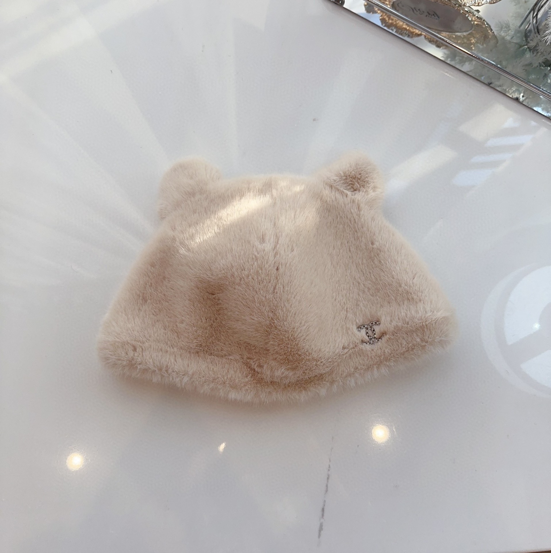 NO:190106,Running Chanel autumn and winter bear ear hat This little bear hat is too nipples~ It's cool down. It's very good to wear it casually. The color is very white~ Flush, huge soft and comfortable. Sweet girls switch at will~ Hats, fisherman's hats, baseball hats, knit hats, hats, chanel, espadrilles, hats19860909跑量 香奈儿秋冬熊耳朵帽 这小熊帽子也太奶了吧~ 降温啦 随便一戴就很出片 而且颜色很显白~ 毛绒绒的巨软糯舒适 辣妹甜妹随意切换~帽子渔夫帽棒球帽针织帽,帽子,chanel,espadrilles,hats,hat