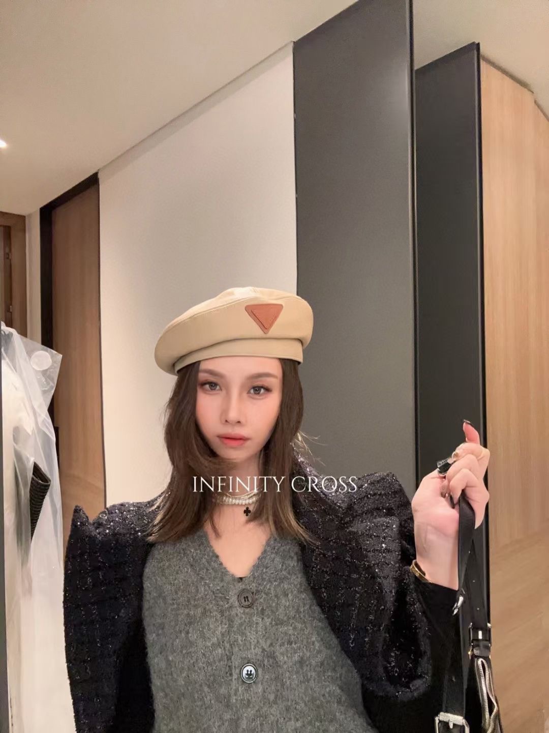 NO:190136,Running volume New PRAD* leather beret An elegant and atmospheric model. The entire leather has a sense of distance, and the triangle mark is also leather. It is high-end at first glance. The hat is tall and capable, and it looks white. This model is so small that it is fast... Hat Fisherman's hat Baseball hat Knitted hat, hat, prada, espadrilles, hats19860909跑量 新款PRAD*皮质贝雷帽 优雅大气的一款  全皮质妥妥的距离感有木有三角标也是皮质的 一眼高档阿 帽型挺拔干练 显肤白 这款量少要速度了...帽子渔夫帽棒球帽针织帽,帽子,prada,espadrilles,hats,hat