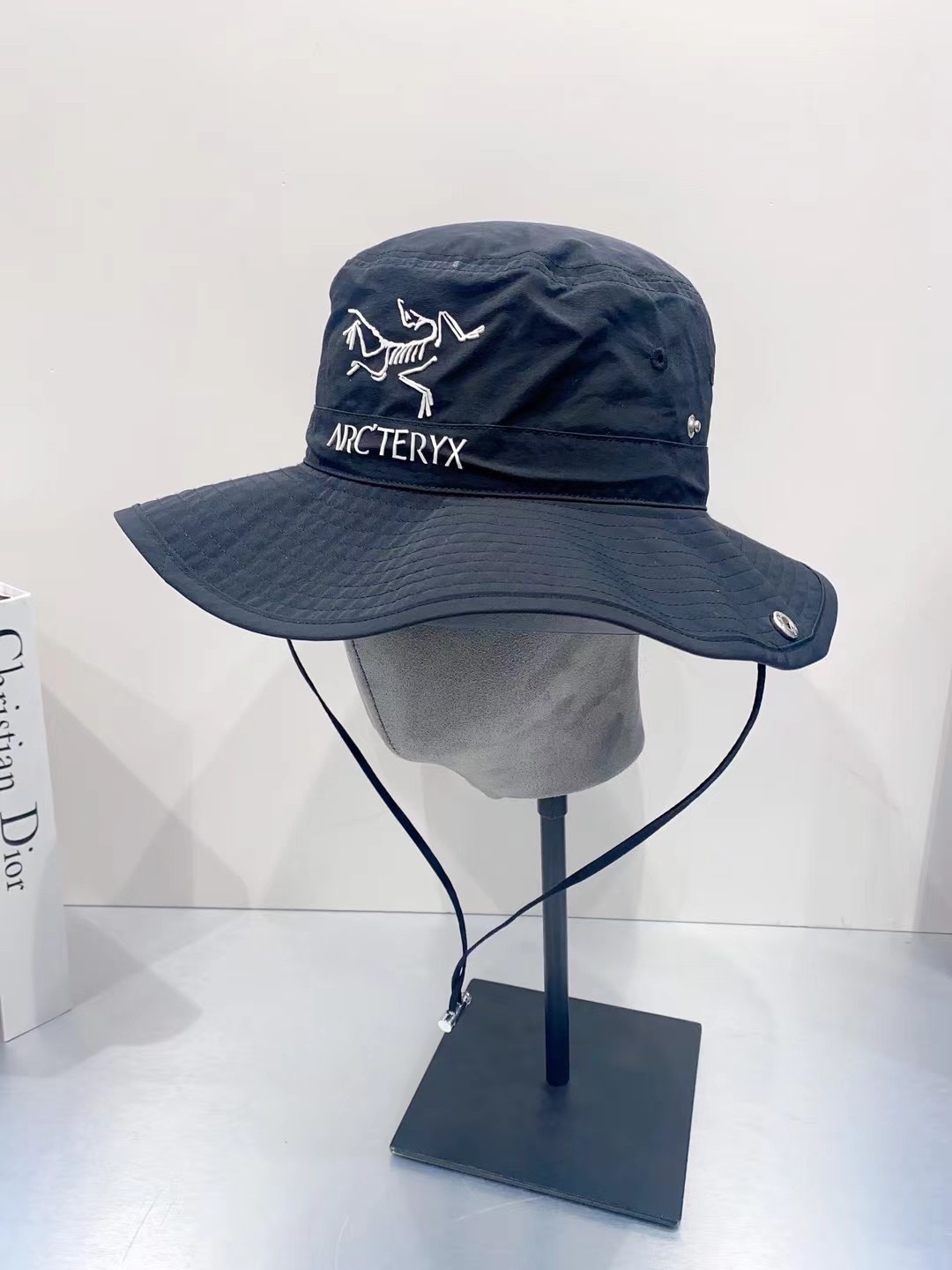 NO:190253,Running volume Archaeoptera bird's new big hat brim sun protection hiking hat. The mountaineering hat is really suitable for camping or parks. It is essential for going out for the New Year. I have grasped the hat, fisherman's hat, baseball hat, knit hat, hat arc'teryx, espadrilles, hats19860909跑量 始祖鸟新款大帽檐防晒登山帽 登山帽真的很适合去露营或者公园玩哦,过年出门游玩必不可少的 一整个拿捏住了帽子渔夫帽棒球帽针织帽,帽子arc'teryx,espadrilles,hats,hat