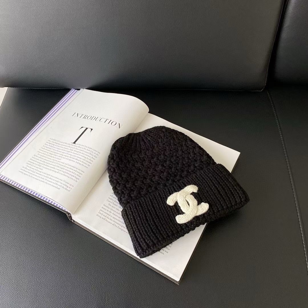 NO:191068,Running 60 chane The most popular cold hat item, cashmere material, hat type YB z 16:1 mold production, definitely one of the best cold hats this season, full of fashion!  ,hats,chanel,hats19860909跑量60 chane 冷帽最火爆单品 羊绒材质 帽型YB z 16:1 开模制作 绝对是本季度最好看的冷帽之一 洋气十足！,帽子,chanel,hats,hat