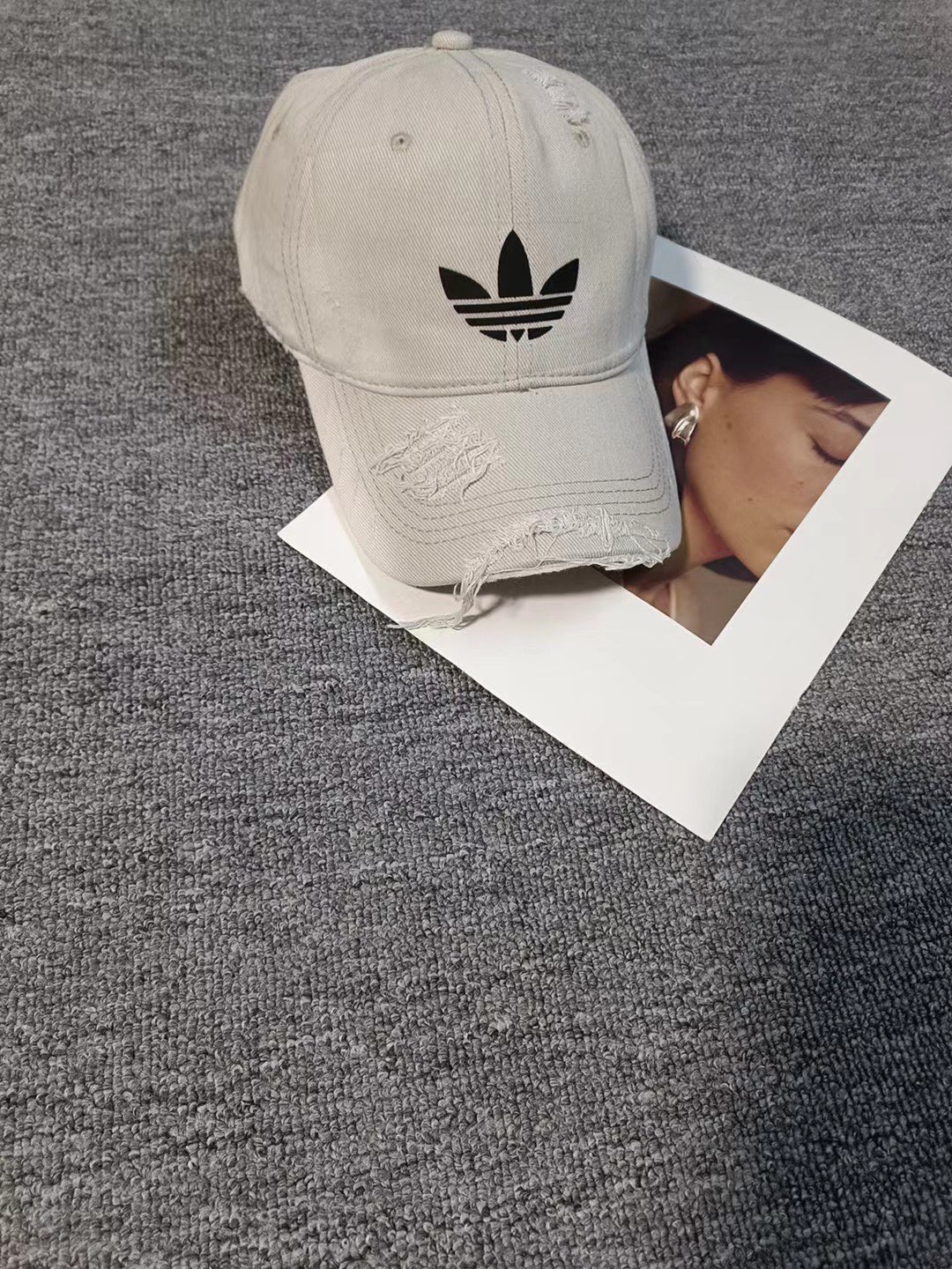 NO:191071,Running volume Balenciaga ripped old baseball hat Treasure item!  Old and destructive embroidered baseball cap, super small face, big head and worry-free, really handsome~, hat, balenciaga, hats19860909跑量 巴黎世家破洞做旧棒球帽 宝藏单品！做旧破坏刺绣鸭舌帽 超级显脸小 大头围无忧 真的有被帅到~,帽子,balenciaga,hats,hat