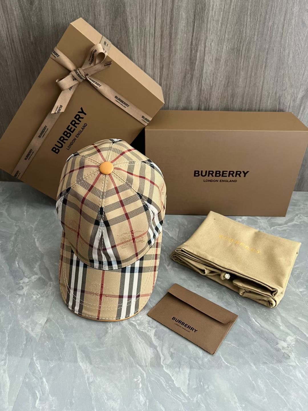 NO:191253,Bur (Burberry) original single baseball cap, hot-selling counter, classic plaid, 1:1 mold customization, canvas fabric, pure cotton lining, light and breathable. Perfect style, accurate and accurate plaid, special adjustment buckle for the top layer, original quality, exclusive physical shot, suitable for men and women. Hats, fisherman hat, baseball cap, knit hat, hat, burberry, burberry, espadrilles, cowhide, hats19860909Bur（巴宝莉）原单棒球帽, 专柜热卖款,经典格子,1:1开模订制,帆布面料,纯棉内里,轻盈透气.完美版型,对格精准无误,头层牛皮特制调节扣,原厂品质,独家实物拍摄,男女适用.帽子渔夫帽棒球帽针织帽,帽子,burberry,burberry,espadrilles,cowhide,hats,hat