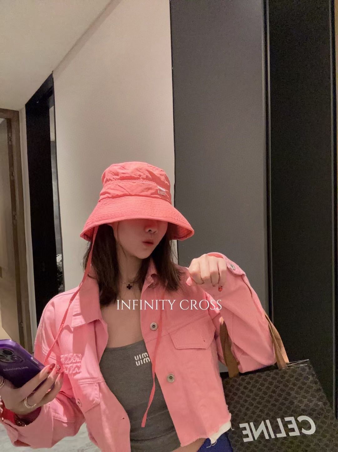 NO:193091,Running volume MIU's new fisherman hat, cheerful and sunny, the most suitable for holiday travel. Imported windbreaker material is light and breathable. The hat is very small. This must be made of pink hat, straw hat, fisherman hat, baseball hat, hat, miumiu, espadrilles, hats19860909跑量 MIU家新款渔夫帽 爽朗阳光 最适合假期出游的一款 进口风衣料子轻盈透气 帽型很显脸小 这款一定要入粉红帽子草帽渔夫帽棒球帽,帽子,miumiu,espadrilles,hats,hat