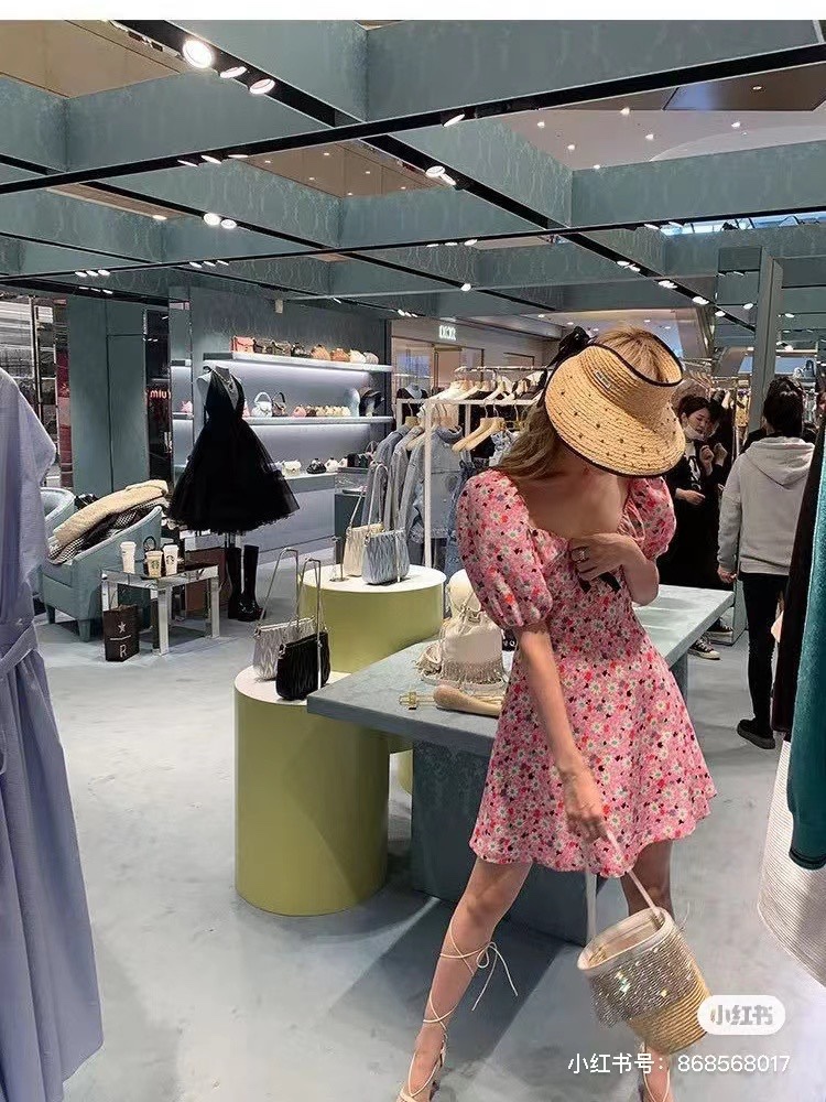 NO:193847,Running volume Miu Miu Miu's new rhinestone empty top hat. The straw hat you will fall in love with at a glance. In summer, you need a unique hat to suppress the eyes. This temperamental empty top hat is very suitable!  Hat fisherman hat baseball hat knit hat, hat, miumiu, espadrilles, hats19860909跑量 Miu Miu缪缪新款水钻空顶帽 看一眼就会爱上的草帽夏天的你需要一顶与众不同的帽子去眼压群芳,这款气质空顶帽就很适合！帽子渔夫帽棒球帽针织帽,帽子,miumiu,espadrilles,hats,hat