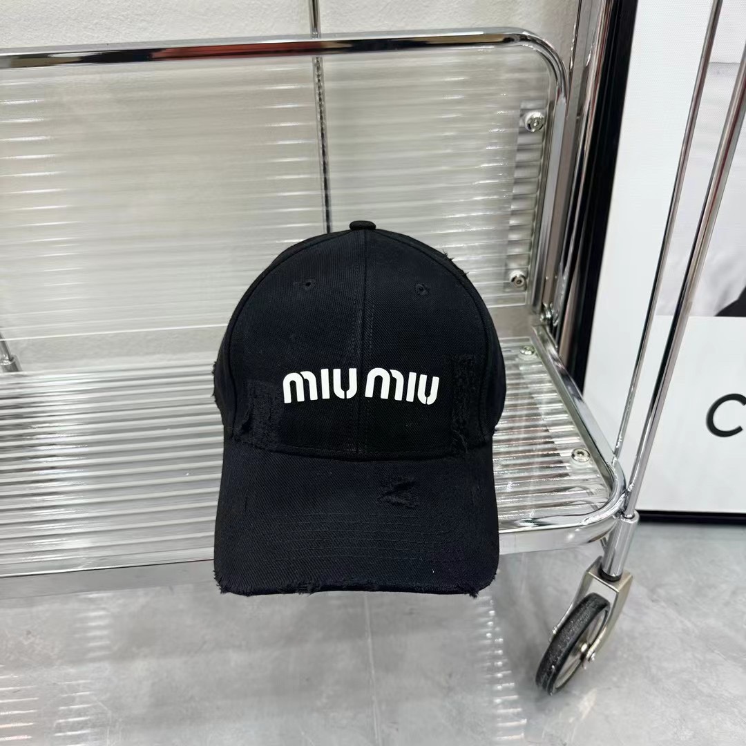 NO:194376,Running volume Miu~ New ripped wash cotton baseball cap, personalized and fashionable style, casual and cool feeling, the same style for men and women!  Material: Cotton Head circumference: 56-58cm hat Fisherman's hat Baseball hat Knitted hat, hat, miumiu, espadrilles, hats19860909跑量 Miu～新款破洞洗水棉布棒球帽,个性时尚款 休闲带点酷酷的感觉,男女同款！ 材质:棉 头围:56-58cm均可帽子渔夫帽棒球帽针织帽,帽子,miumiu,espadrilles,hats,hat