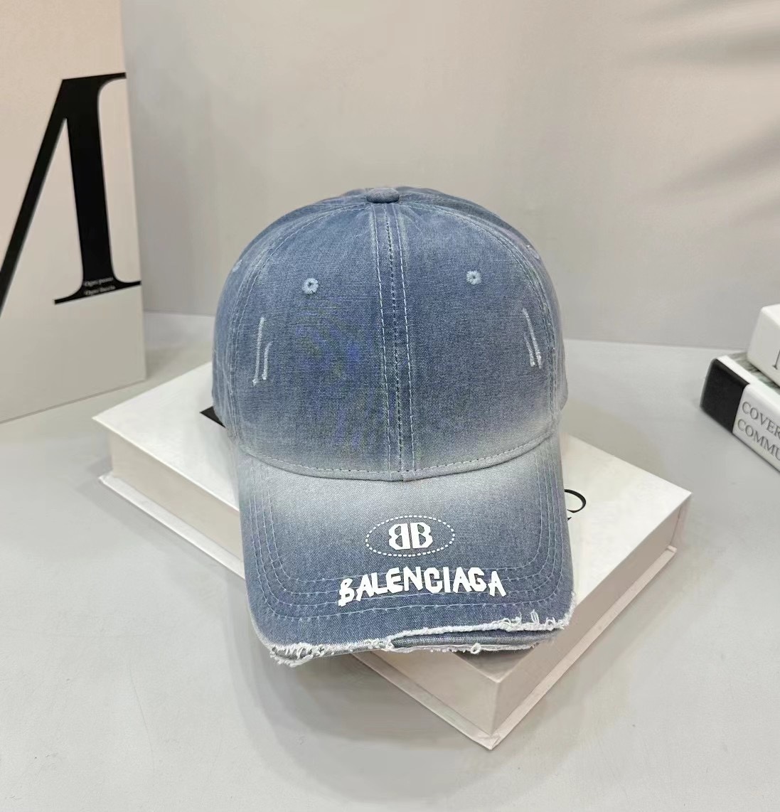 Especial: Nueva gorra de béisbol de Balenciaga con agujeros y lavado a la piedra, estilo personal y moderno, con un toq…
