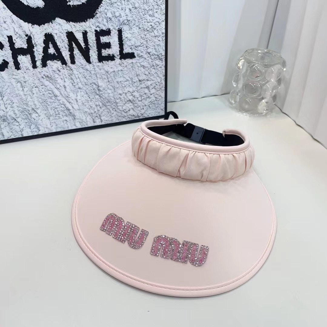 NO:194401,Running volume Miu Miu new pleated empty top hat, the internet celebrity style is very special!  Lightweight material Very lightweight Super practical ~ Hat Fisherman's hat Baseball hat Knitted hat, hat, miumiu, espadrilles, hats19860909跑量 Miu Miu新款褶皱空顶帽 网红气质款很特别！ 轻盈的材质 非常轻便 超实用～帽子渔夫帽棒球帽针织帽,帽子,miumiu,espadrilles,hats,hat