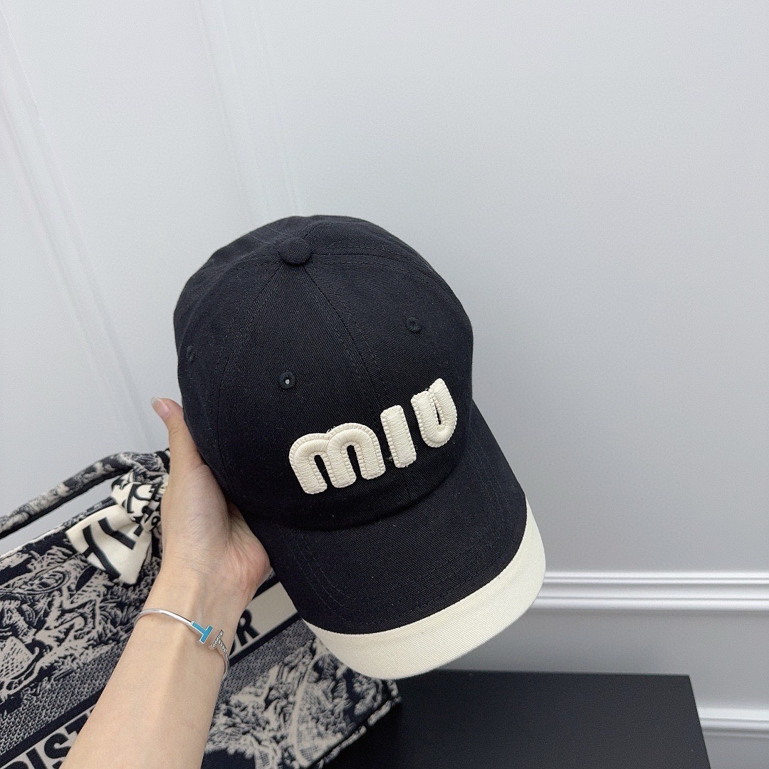 NO:194928,Running volume Miu's new color-blocking baseball cap has a high-end color matching, the same style as men and women. The pure cotton style is very good, and it is a must-have in spring and summer!  Hat fisherman hat baseball hat knit hat, hat, miumiu, espadrilles, hats19860909跑量 Miu新款拼色棒球帽 配色很高级,男女同款 纯棉版型很好,春夏必入！帽子渔夫帽棒球帽针织帽,帽子,miumiu,espadrilles,hats,hat