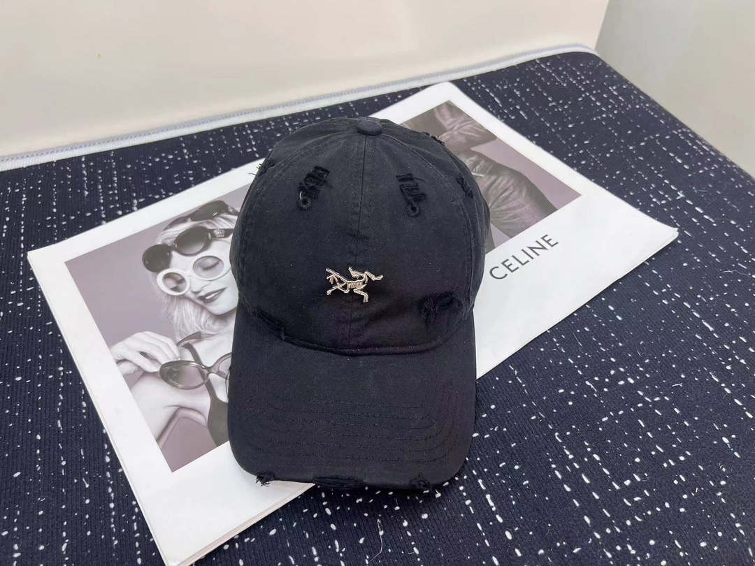 NO:195724,Running volume: Archaeopteryx's new ripped wash cotton baseball cap, personalized and fashionable style, casual and cool feeling, the same style as men and women!  Material: Cotton Head circumference: 56-58cm All can be used for hats, fisherman's hats, baseball caps, knit hats, hats arc'teryx, espadrilles, hats19860909跑量 始祖鸟新款破洞洗水棉布棒球帽,个性时尚款 休闲带点酷酷的感觉,男女同款！ 材质:棉 头围:56-58cm均可帽子渔夫帽棒球帽针织帽,帽子arc'teryx,espadrilles,hats,hat