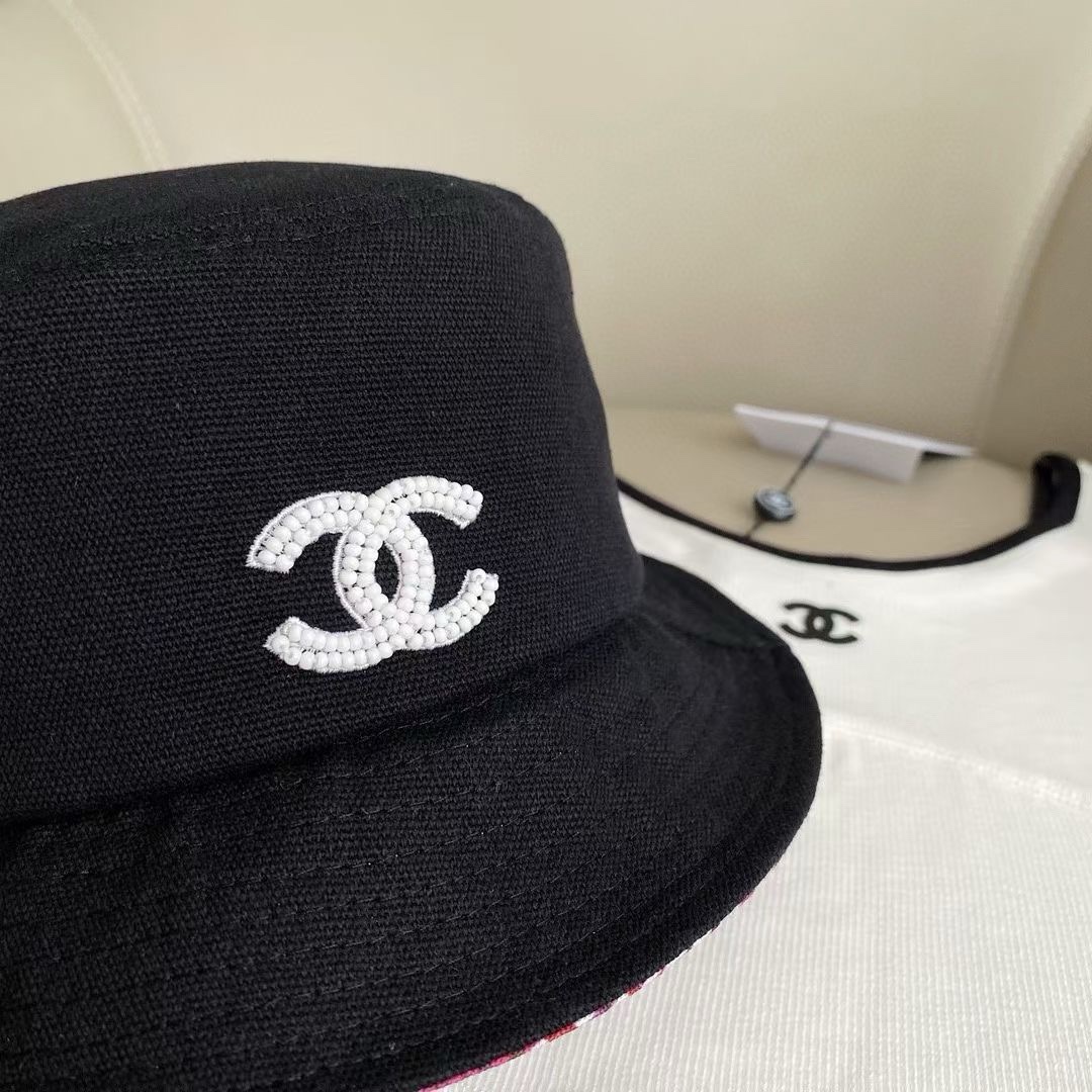 珠绣珠子logo帽一款渔夫帽一款棒球帽可用于搭配不同的着装两款都是四季适用外层是100棉帽型挺括佩戴舒适