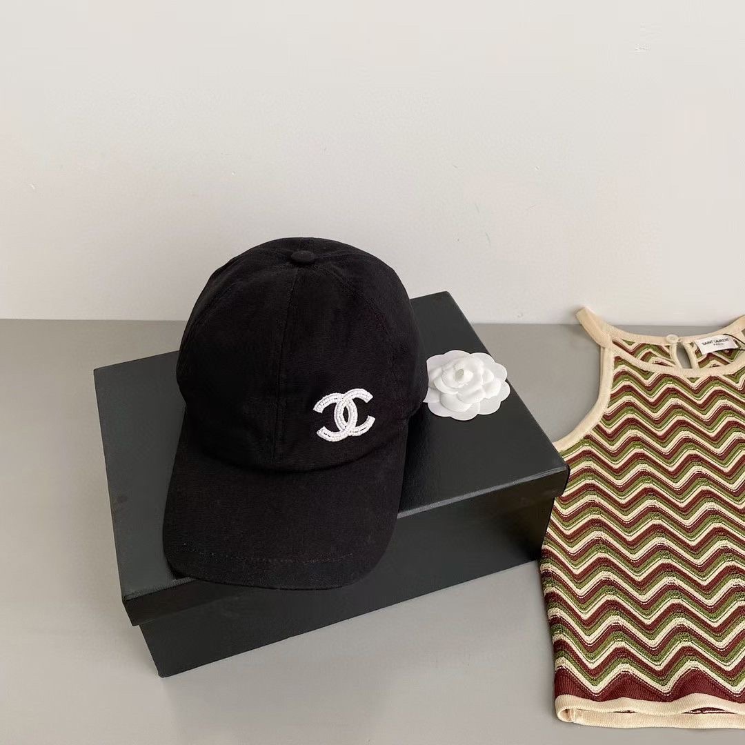 珠绣珠子logo帽一款渔夫帽一款棒球帽可用于搭配不同的着装两款都是四季适用外层是100棉帽型挺括佩戴舒适