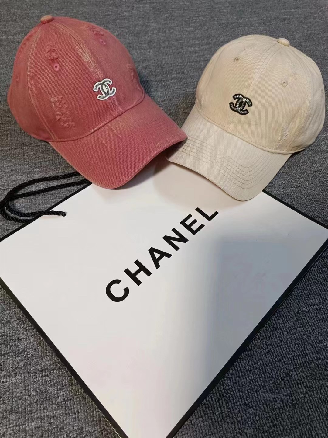 NO:196252,Running quantity Xiaoxiang made old baseball hat with holes and treasure items!  Old and wrecked baseball cap, super small face, big head and worry-free, really handsome~ Hat Fisherman's hat, baseball cap, knit hat, hat, espadrilles, hats19860909跑量 小香破洞做旧棒球帽 宝藏单品！做旧破坏鸭舌帽 超级显脸小 大头围无忧 真的有被帅到~帽子渔夫帽棒球帽针织帽,帽子,espadrilles,hats,hat