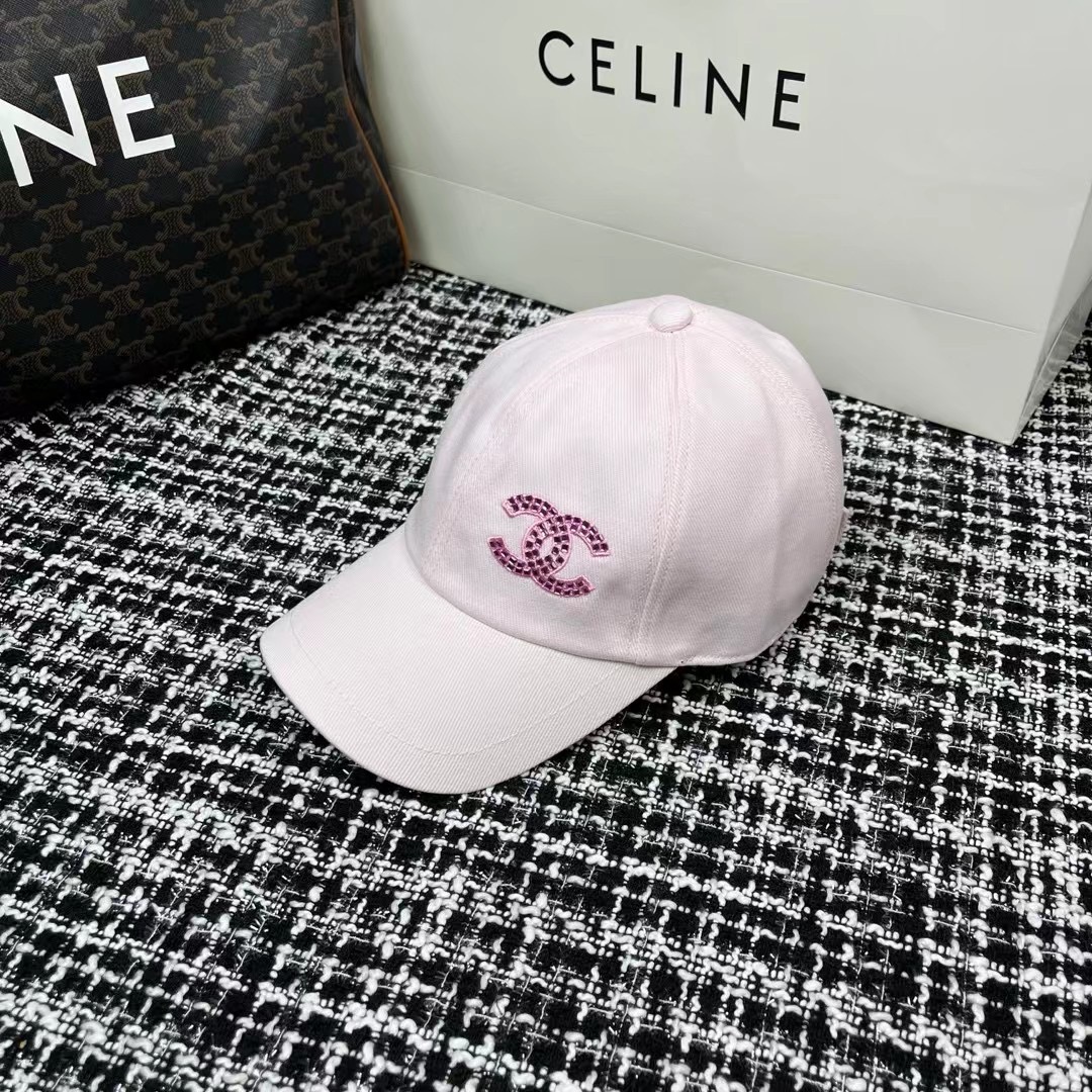 NO:196889,The number of runs is 63 in stock Chane. The hottest baseball cap was bought at a premium!  The market has been shipped for a long time. The quality is varied. Our buttons are molded. It took a long time to wash and adjust the denim. You can compare the quality when you get the goods. Regardless of the hat, the denim color is the same as z:1. Two colors (highest version) Non-market currency hats, fisherman hats, baseball hats, knit hats, hats, chanel, espadrilles, hats19860909跑量63 现货咯 Chane. 爆款鸭舌帽 这款zp花了 大洋 溢价买的 ！市场早就出货了 品质五花八门 我们这款扣子开模 牛仔布水洗调色花了好久时间 大家拿到货可以对比一下品质 无论帽型 牛仔颜色都是按照z:1 的均码 两色（最高版本） 非市场通货帽子渔夫帽棒球帽针织帽,帽子,chanel,espadrilles,hats,hat
