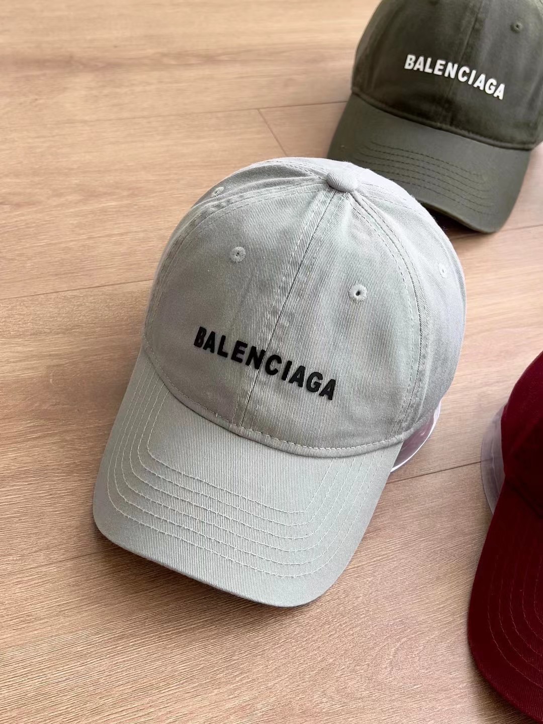 NO:197803,Running volume Balenciaga's latest baseball cap is very good to match, the lazy style is displayed in minutes, the face is bare-faced and the color combination is super tasteful. It's so recommended, whoever wears it looks good!  !  !  Hat fisherman hat baseball hat knit hat, hat, balenciaga, espadrilles,hats19860909跑量 巴黎世家最新款棒球帽 款式很好搭配,慵懒风分分钟展现,素颜显脸小拼色超有品味 太推荐了,谁戴谁好看！！！帽子渔夫帽棒球帽针织帽,帽子,balenciaga,espadrilles,hats,hat