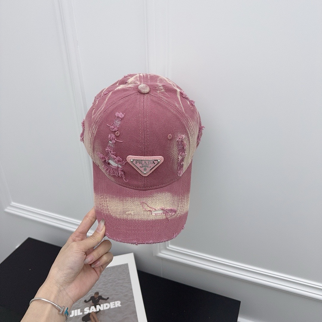 NO:198289,Running volume Prada custom version baseball cap New old denim, the color scheme is really fashionable~ You can't make it wrong if you close your eyes, the style is very straight!  Hat fisherman hat baseball hat knit hat, hat, prada, espadrilles, hats19860909跑量 普拉达定制版棒球帽 新款做旧牛仔,色系真的太洋气了～ 闭眼入不会错,版型很正！帽子渔夫帽棒球帽针织帽,帽子,prada,espadrilles,hats,hat