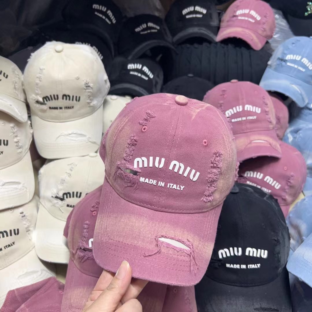NO:198618,Running MIU~ New ripped street style cotton baseball cap, personalized and fashionable style, casual and cool feeling, same style for men and women!  A variety of colors, super easy to match!  Material: Cotton Head circumference: 56-58cm hat Fisherman's hat Baseball hat Knitted hat, hat, miumiu, espadrilles, hats19860909跑量 MIU～新款破洞街头风棉布棒球帽,个性时尚款 休闲带点酷酷的感觉, 男女同款！多种色系,超好搭！ 材质:棉 头围:56-58cm均可帽子渔夫帽棒球帽针织帽,帽子,miumiu,espadrilles,hats,hat