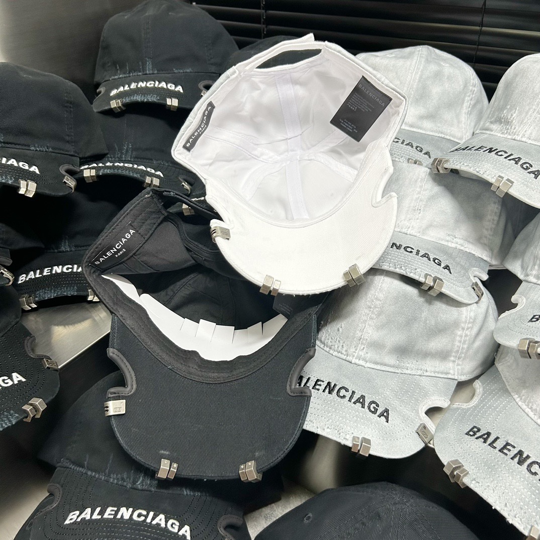 Balenciaga新款棒球帽不再是纯色设计的单调款式潮流新颖！