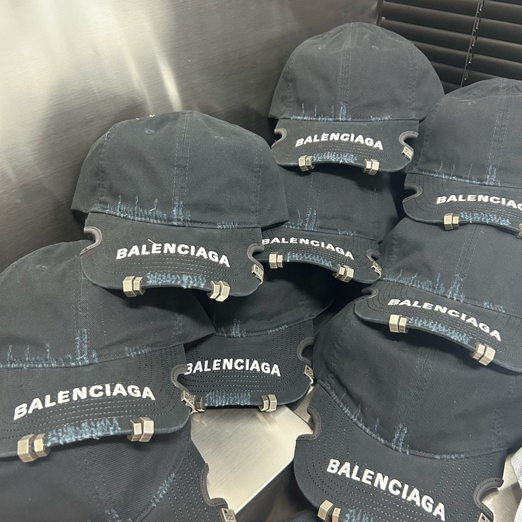 Balenciaga新款棒球帽不再是纯色设计的单调款式潮流新颖！