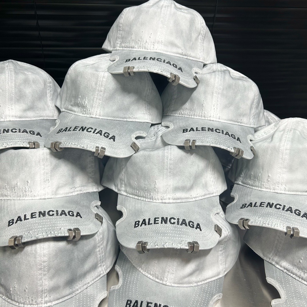 Balenciaga新款棒球帽不再是纯色设计的单调款式潮流新颖！