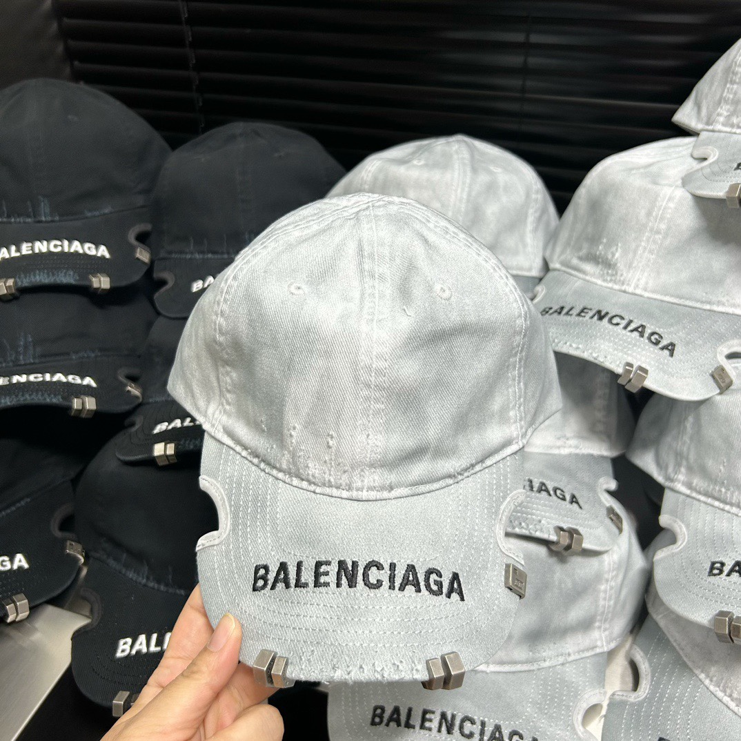 Balenciaga新款棒球帽不再是纯色设计的单调款式潮流新颖！