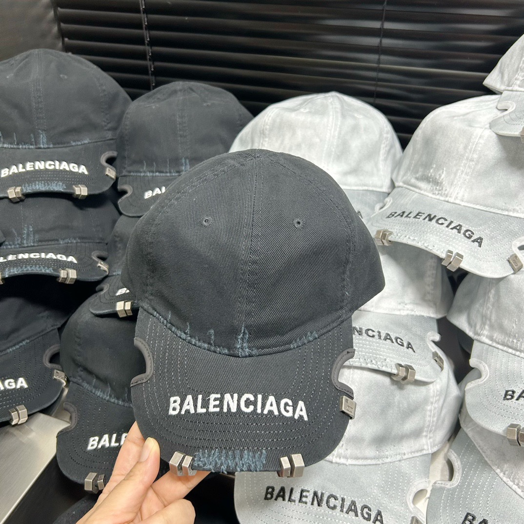 Balenciaga新款棒球帽不再是纯色设计的单调款式潮流新颖！