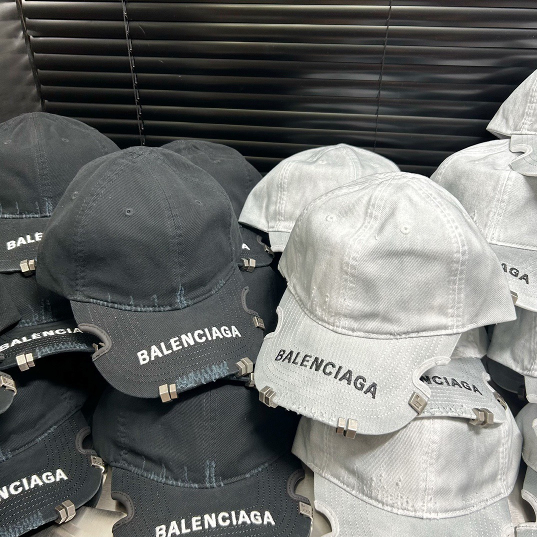 Balenciaga新款棒球帽不再是纯色设计的单调款式潮流新颖！