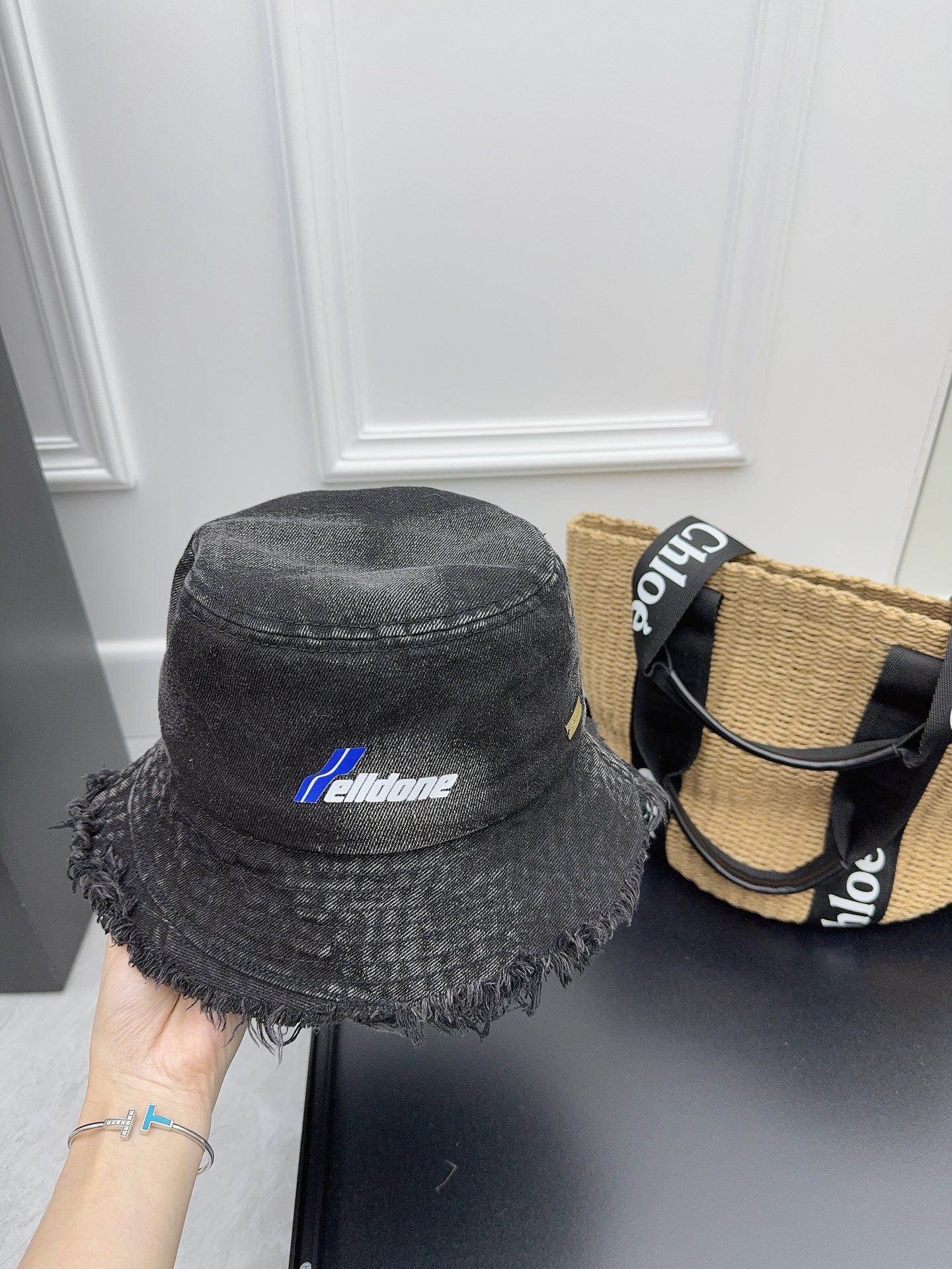 NO:199632,Running We11done new cowboy fisherman. The cowboy fisherman hat is really a versatile item!  It's a happy hat for casual wear~ I don't want to wash my hair. Fisherman's hat, baseball hat, knit hat, hat, espadrilles, hats19860909跑量 We11done新款洗水牛仔渔夫 牛仔渔夫帽真的是百搭单品！随意搭都有范儿～ 简直是不想洗头星人的快乐帽子渔夫帽棒球帽针织帽,帽子,espadrilles,hats,hat