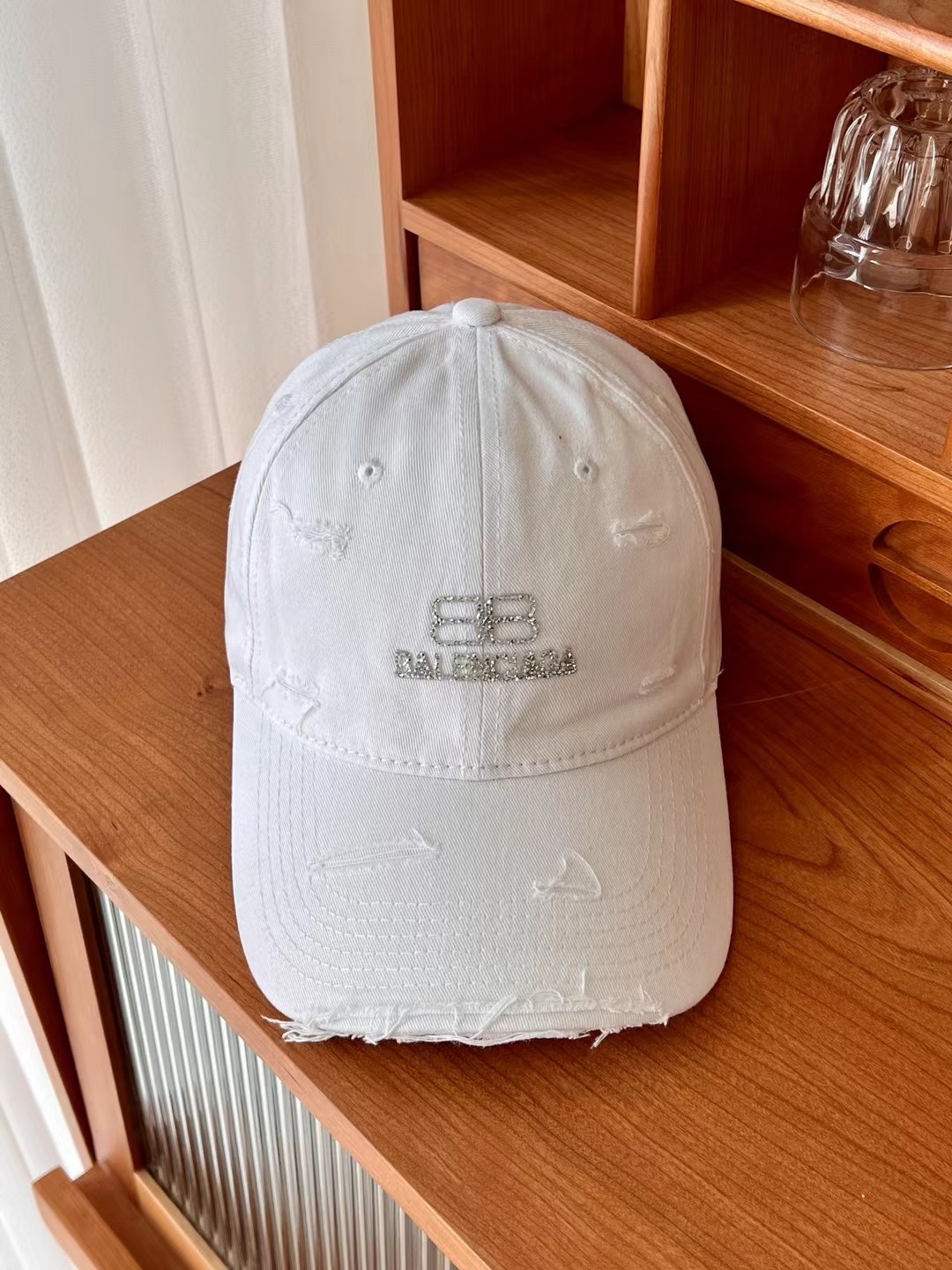 NO:200408,Running volume Balenciaga's latest baseball cap is very good to match, the lazy style is displayed in minutes, the face is bare-faced and the color combination is super tasteful. It's so recommended, whoever wears it looks good!  !  !  Hat fisherman hat baseball hat knit hat, hat, balenciaga, espadrilles,hats19860909跑量 巴黎世家最新款棒球帽 款式很好搭配,慵懒风分分钟展现,素颜显脸小拼色超有品味 太推荐了,谁戴谁好看！！！帽子渔夫帽棒球帽针织帽,帽子,balenciaga,espadrilles,hats,hat