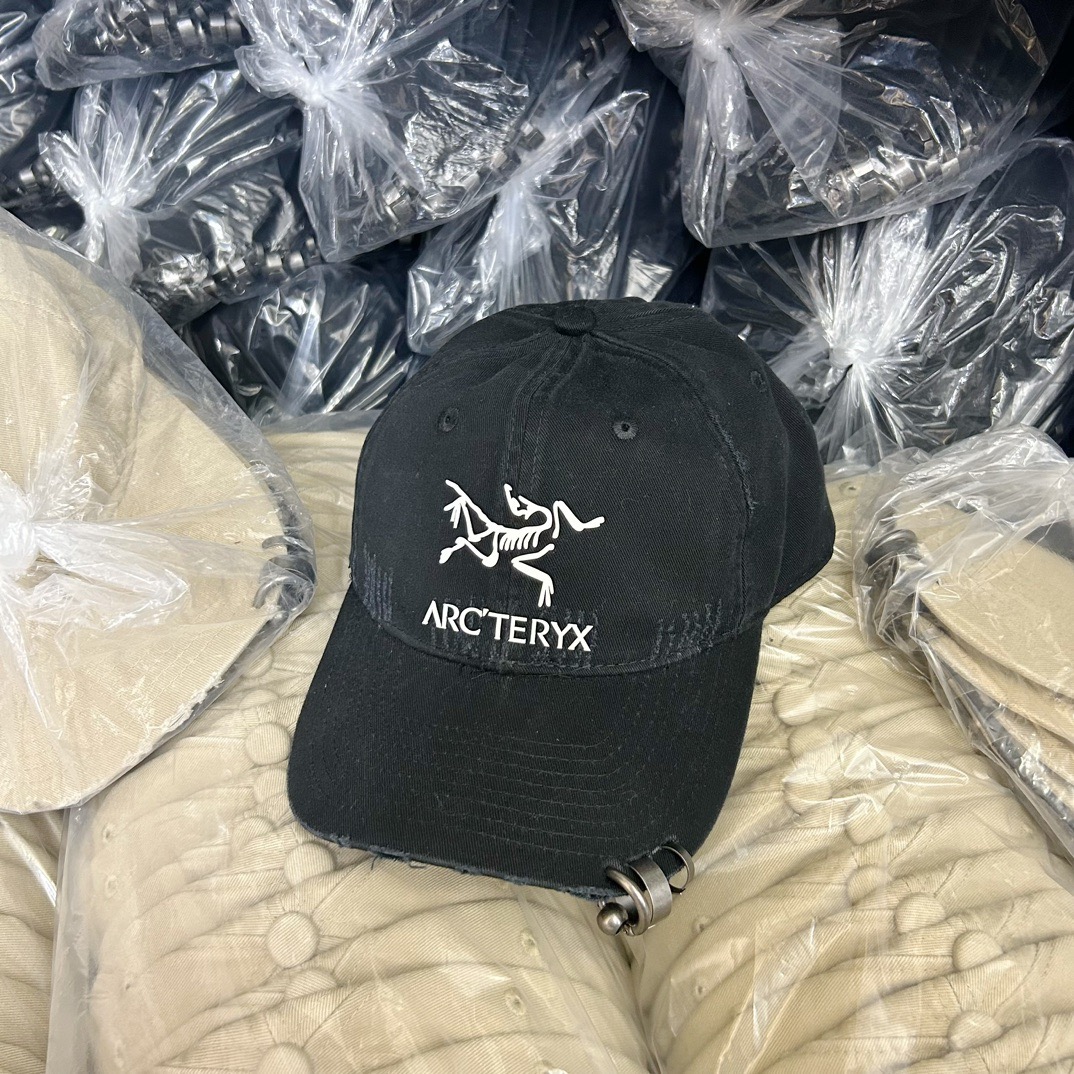 NO:200446,Running volume: Archaeopteryx's new ripped wash cotton baseball cap, personalized and fashionable style, casual and cool feeling, the same style as men and women!  Material: Cotton Head circumference: 56-58cm All can be used for hats, fisherman's hats, baseball caps, knit hats, hats arc'teryx, espadrilles, hats19860909跑量 始祖鸟新款破洞洗水棉布棒球帽,个性时尚款 休闲带点酷酷的感觉,男女同款！ 材质:棉 头围:56-58cm均可帽子渔夫帽棒球帽针织帽,帽子arc'teryx,espadrilles,hats,hat