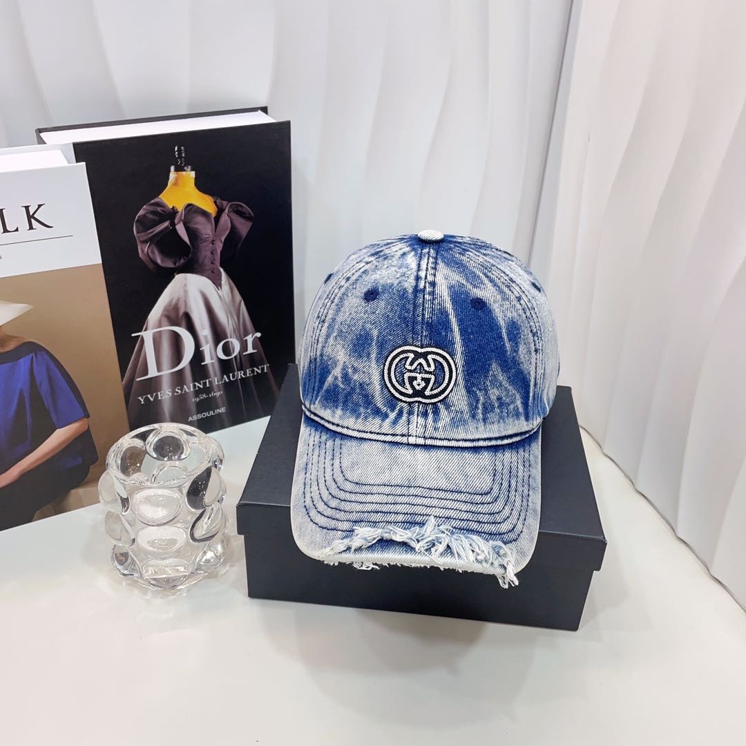 NO:200822,Running Volume Gucci New Denim Baseball Cap This retro washing denim is your dish at first glance!  Classic and fashionable old-fashioned washing hat. If you wear it with more personality, you don’t need to describe it. Fashion will soften the contours of the face. The gospel of sisters in the square face. Hats, fisherman hats, baseball hats, knit hats, hats, gucci, espadrilles, hats19860909跑量 Gucci新款牛仔棒球帽 这款复古水洗牛仔一看就是你们的菜！ 经典时尚的做旧水洗帽 戴上多有个性就不用叙述了 时尚还会柔化脸部轮廓 方圆脸姐妹福音.帽子渔夫帽棒球帽针织帽,帽子,gucci,espadrilles,hats,hat