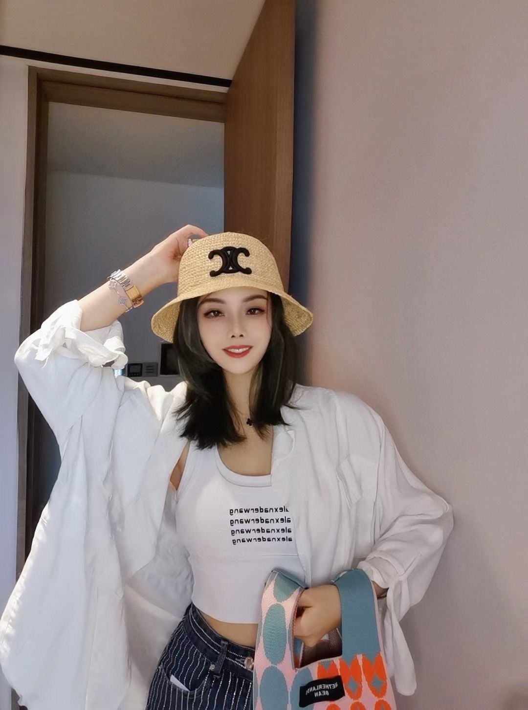 NO:200819,Running volume Celin's new Arc de Triomphe woven straw hat The Rafia smells really good~ This woven straw hat is soft and can be folded and will not deform!  The inner elastic band can be adjusted at will. The top hat is excellent~ plenty of goods!  Smash the order quickly!  Hat fisherman hat baseball hat knit hat, hat, celine, espadrilles, hats19860909跑量 Celin新款凯旋门编织草帽 拉菲草自带的味道真的很好闻~ 这个编织的草帽软软的 可以折起来 不会变形！ 内又松紧带 可随意调节 上头帽型超赞~ 大货充足！赶紧砸单哟！帽子渔夫帽棒球帽针织帽,帽子,celine,espadrilles,hats,hat