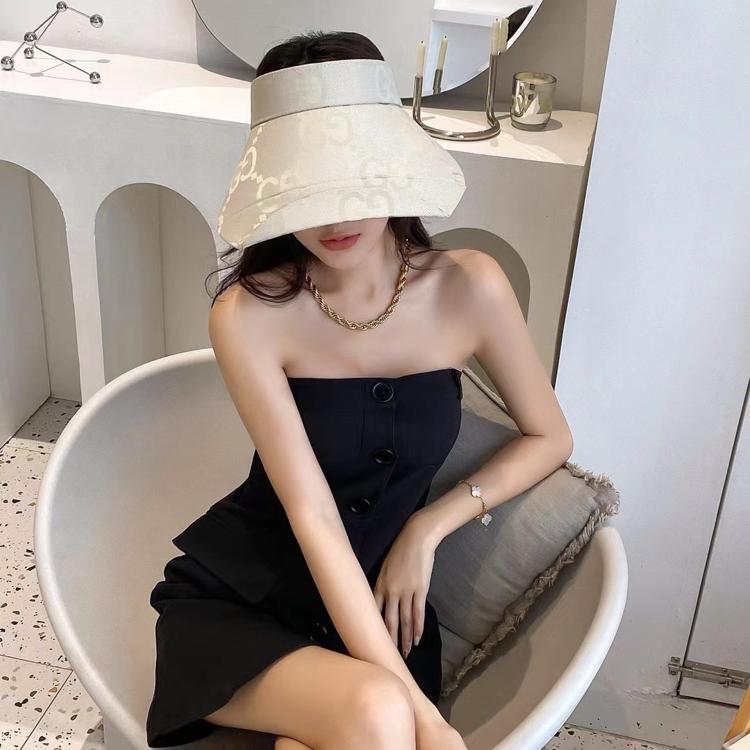 NO:200879,Running volume: The temperature soars in summer weather. It’s really not okay to go out without a hat at noon^^ Gucc*’s new old-fashioned empty top hat is one of the most frequently used today. It’s really easy to match. It can be folded and stored normally. Convenient hats, fisherman’s hats, baseball hats, knit hats, hats, gucci, espadrilles, hats19860909跑量 夏日天气温度飙升 中午出门不戴帽子真的不行^^ Gucc*新款老花空顶帽今日使用率最频繁没有之一 真的太好搭配了 而且平时还能折叠存放 便捷帽子渔夫帽棒球帽针织帽,帽子,gucci,espadrilles,hats,hat